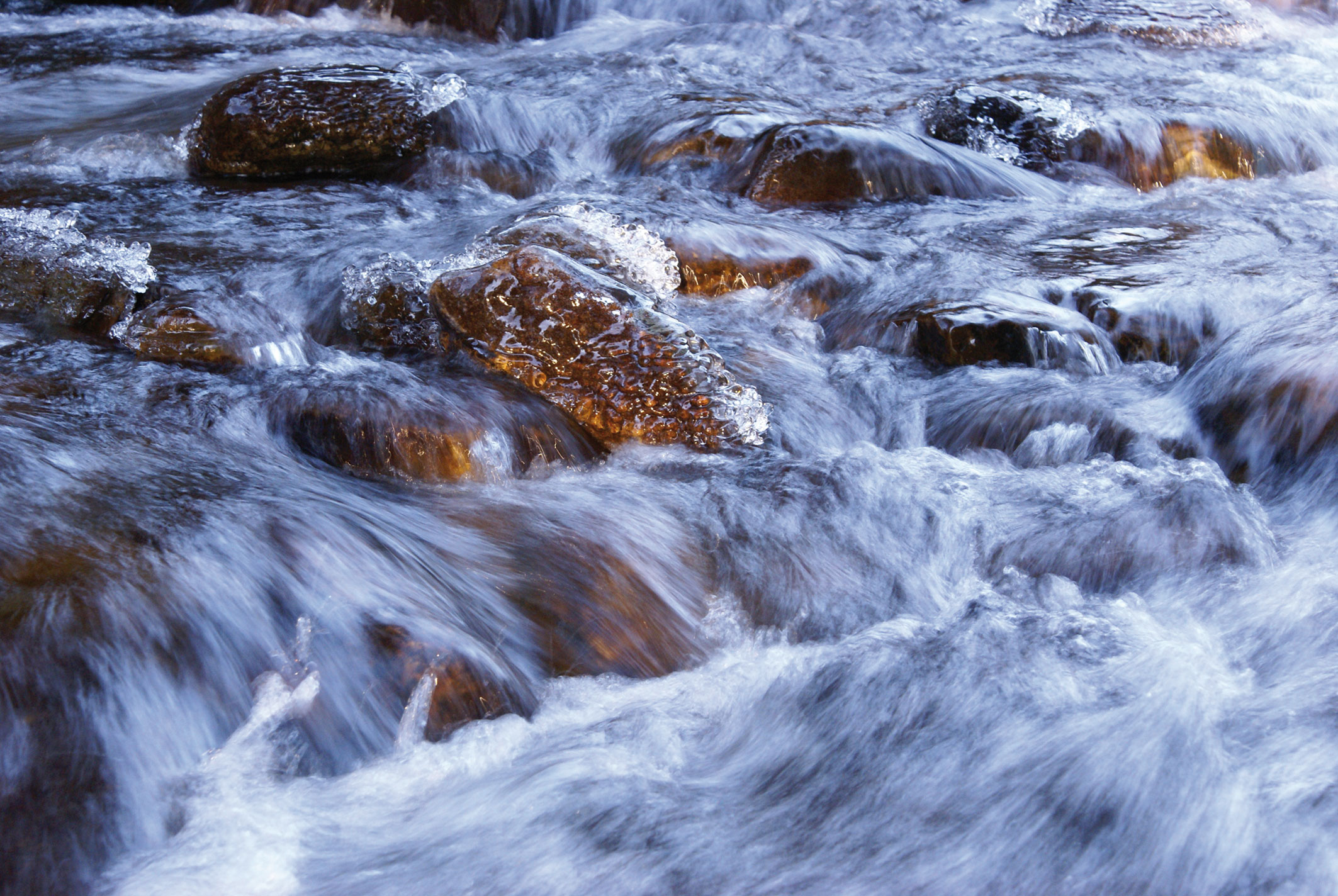 LEW - Fluss mit Steinen.