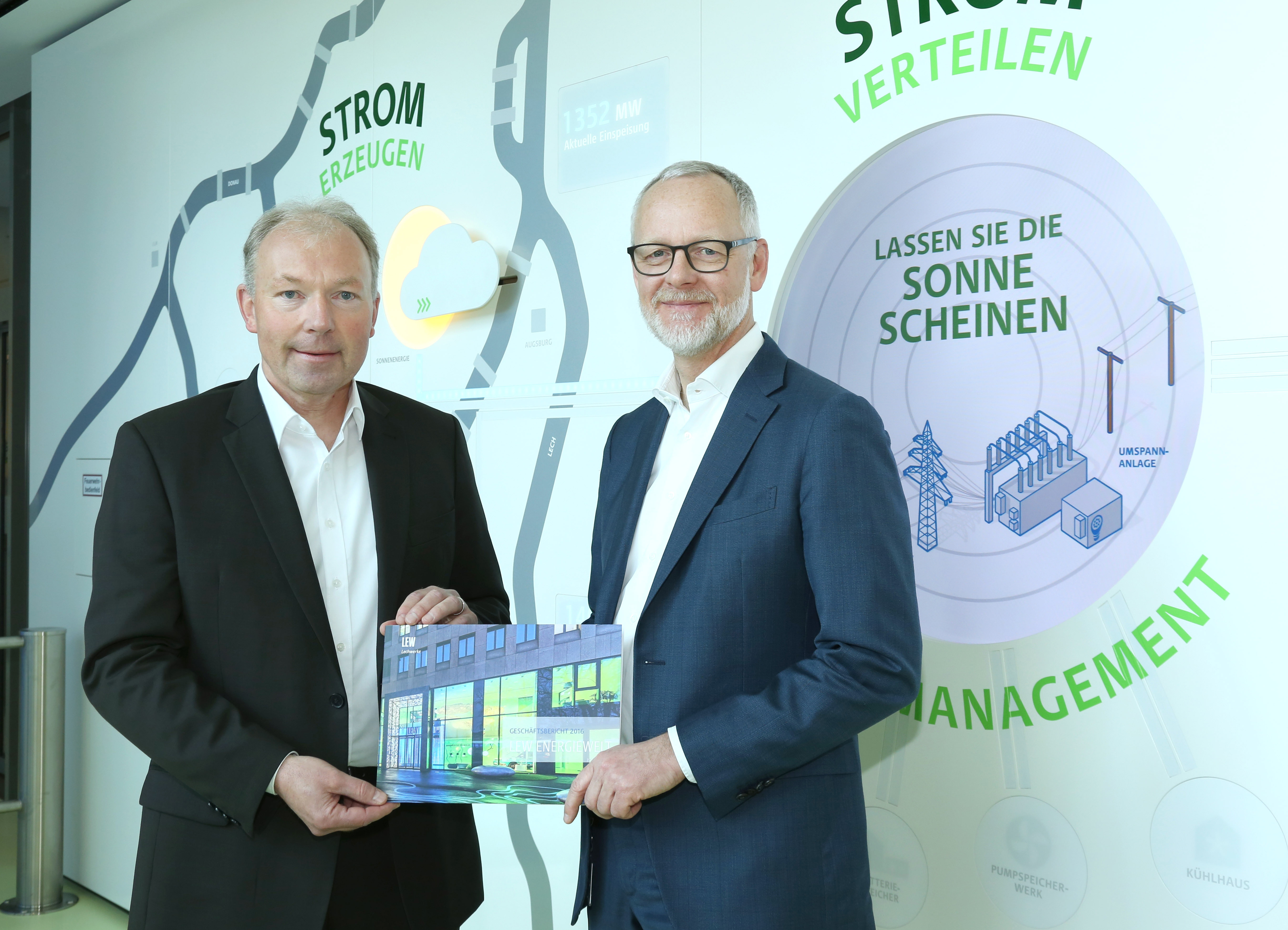 Herr Dr. Markus Litpher und Herr Schürmann bei der Bilanzpressekonferenz der Lechwerke AG 2017.