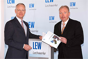Herr Dr. Markus Litpher und Herr Schürmann bei der Bilanzpressekonferenz der Lechwerke AG 2014.