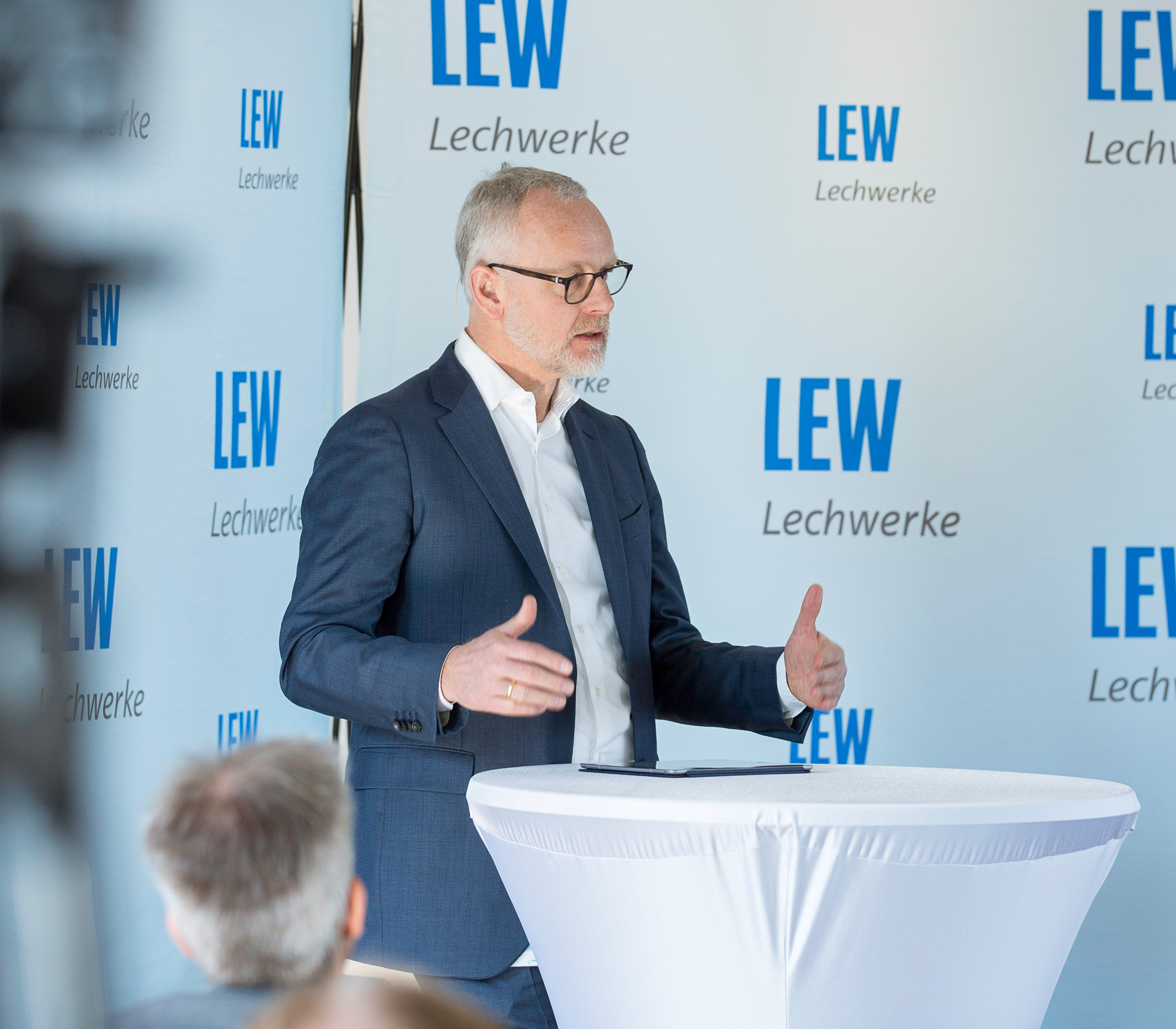 LEW-Vorstand Dr. Markus Litpher berichtet über das Geschäftsjahr 2016.