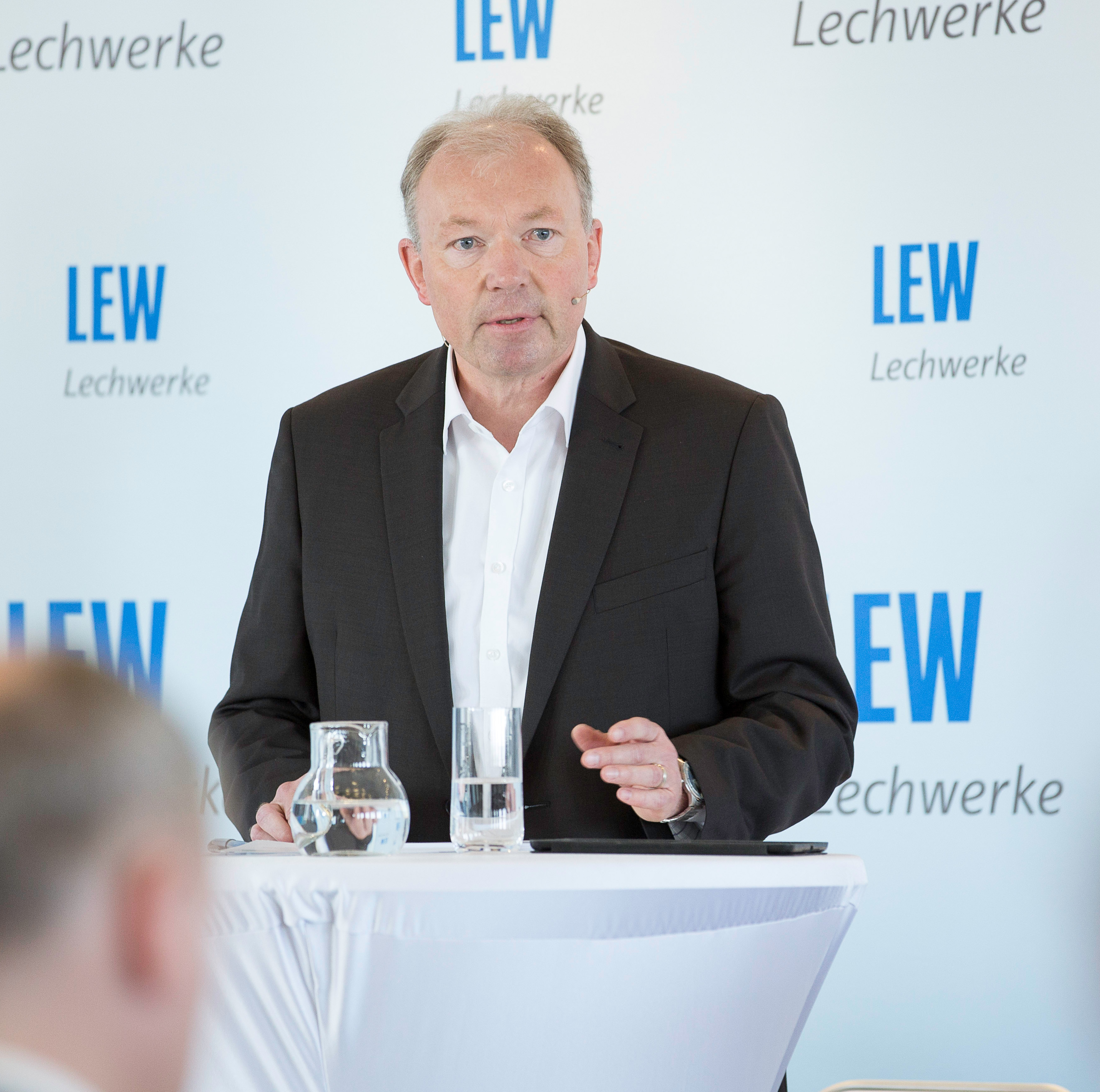 LEW-Vorstand Norbert Schürmann berichtet über das Geschäftsjahr 2016.