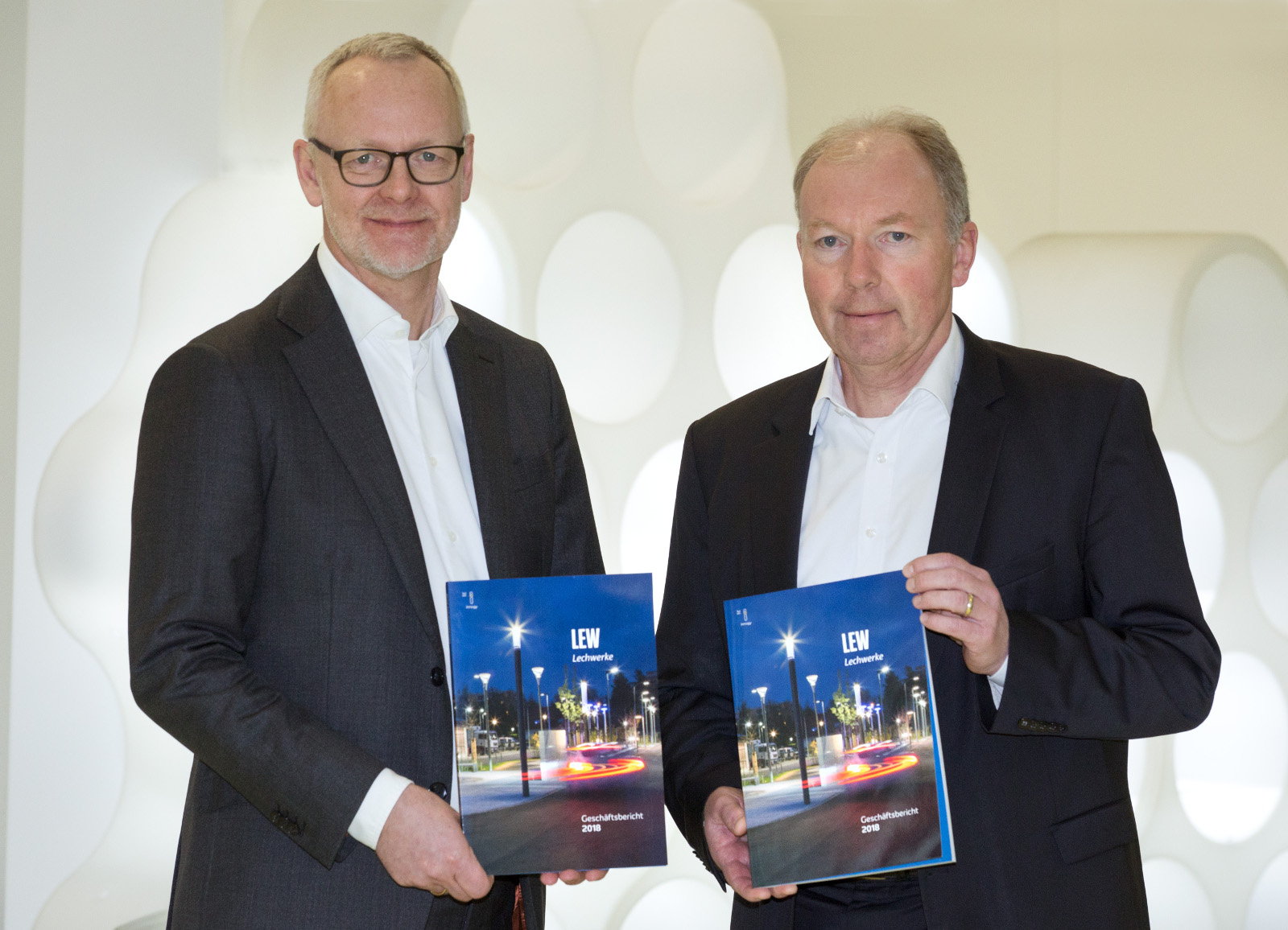 Dr. Markus Litpher (l.) und Norbert Schürmann (r.), Vorstände der LEW-Gruppe, haben heute in Augsburg die Bilanz des Geschäftsjahres 2018 der LEW-Gruppe vorgestellt.
