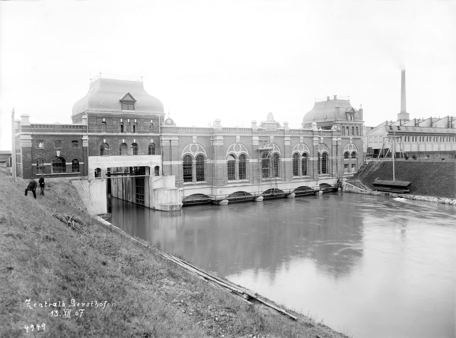 Mit dem Wasserkraftwerk am Lechkanal in Gersthofen beginnt 1901 die LEW-Geschichte (historische Aufnahme von 1907)