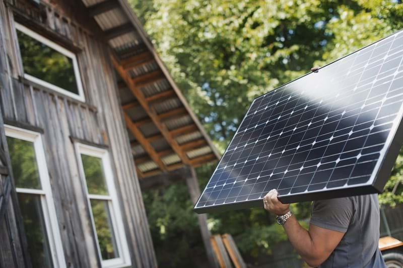 LEW Solar: Mann traegt Solarpanel