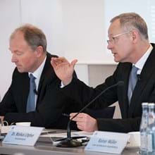 Herr Dr. Markus Litpher und Herr Schürmann bei der Bilanzpressekonferenz der Lechwerke AG 2013.