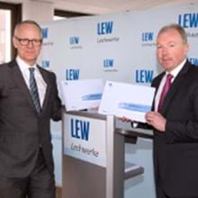 Herr Dr. Markus Litpher und Herr Schürmann bei der Bilanzpressekonferenz der Lechwerke AG 2016.