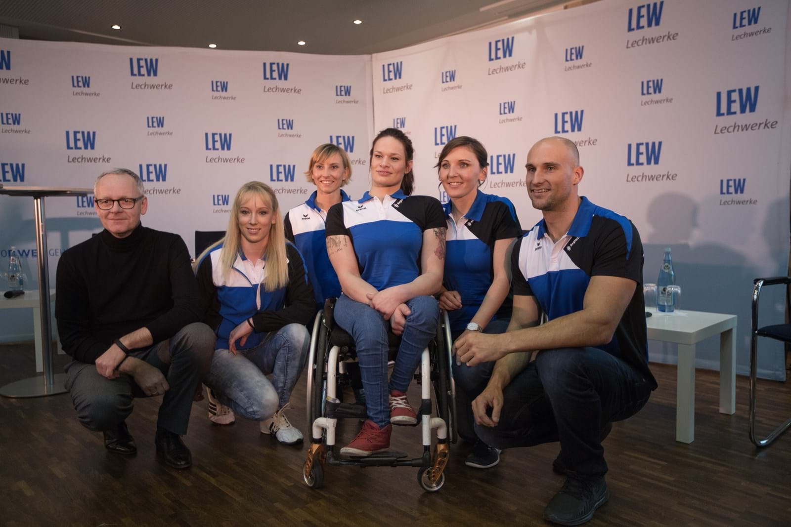 LEW-Vorstandsmitglied Dr. Markus Litpher mit den Spitzensportlern Janine Berger, Melanie Pfeifer, Lisa Nothelfer, Lisa Brennauer und Alexander Grimm (v.l.n.r.).