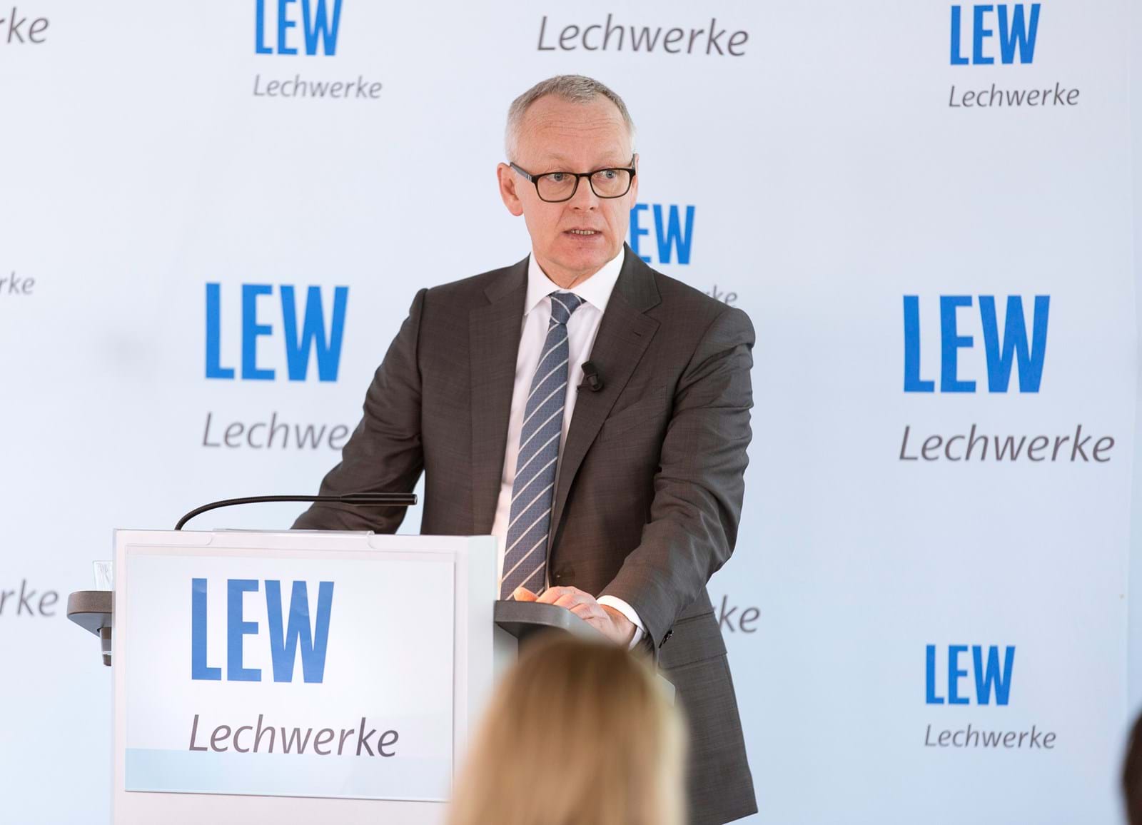 LEW-Vorstand Dr. Markus Litpher berichtet über das Geschäftsjahr 2015.