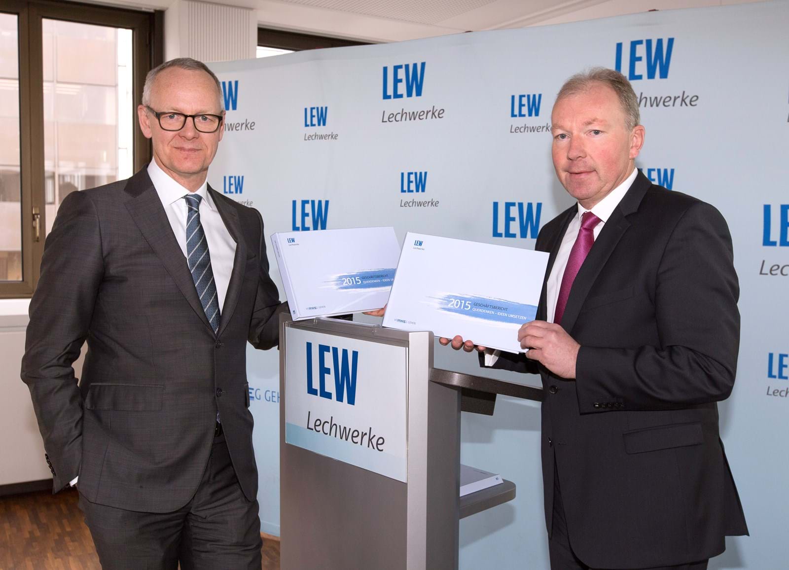 Die LEW-Vorstände Dr. Markus Litpher (l.) und Norbert Schürmann (r.) haben heute die Bilanz des Geschäftsjahres 2015 vorgestellt.