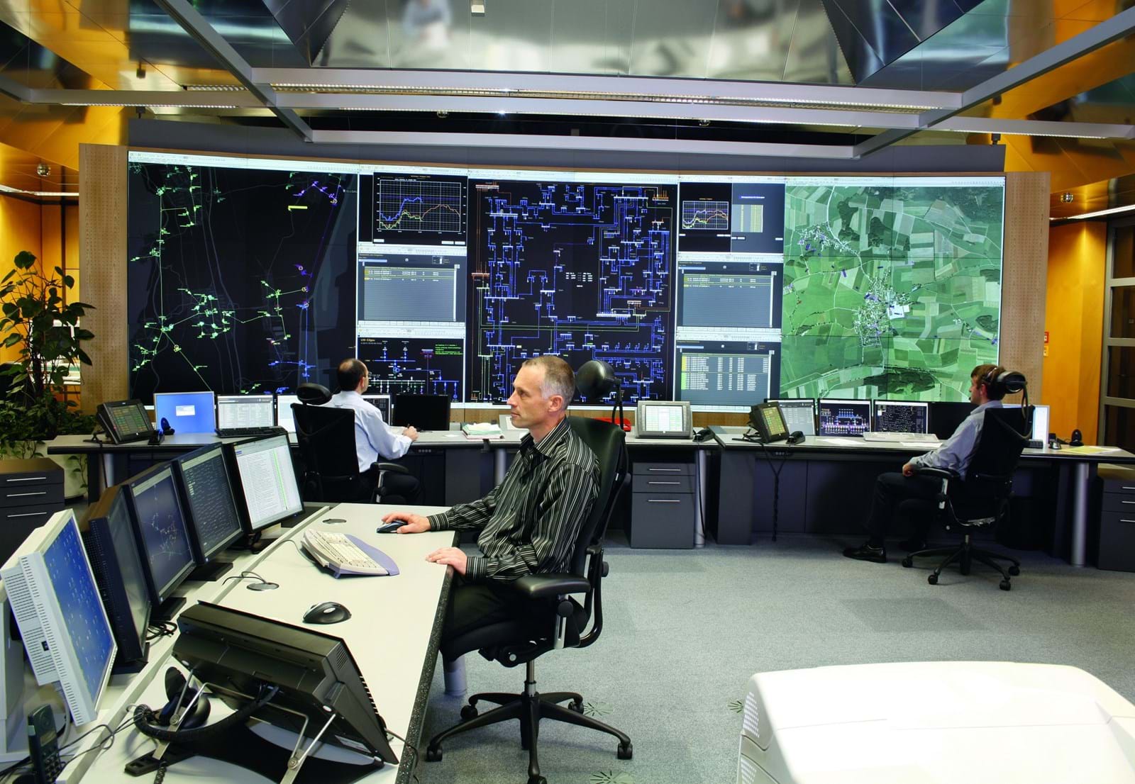 In der LEW-Netzleitstelle steuert und überwacht ein Team aus Ingenieuren rund um die Uhr das Leitungsnetz der Lechwerke.