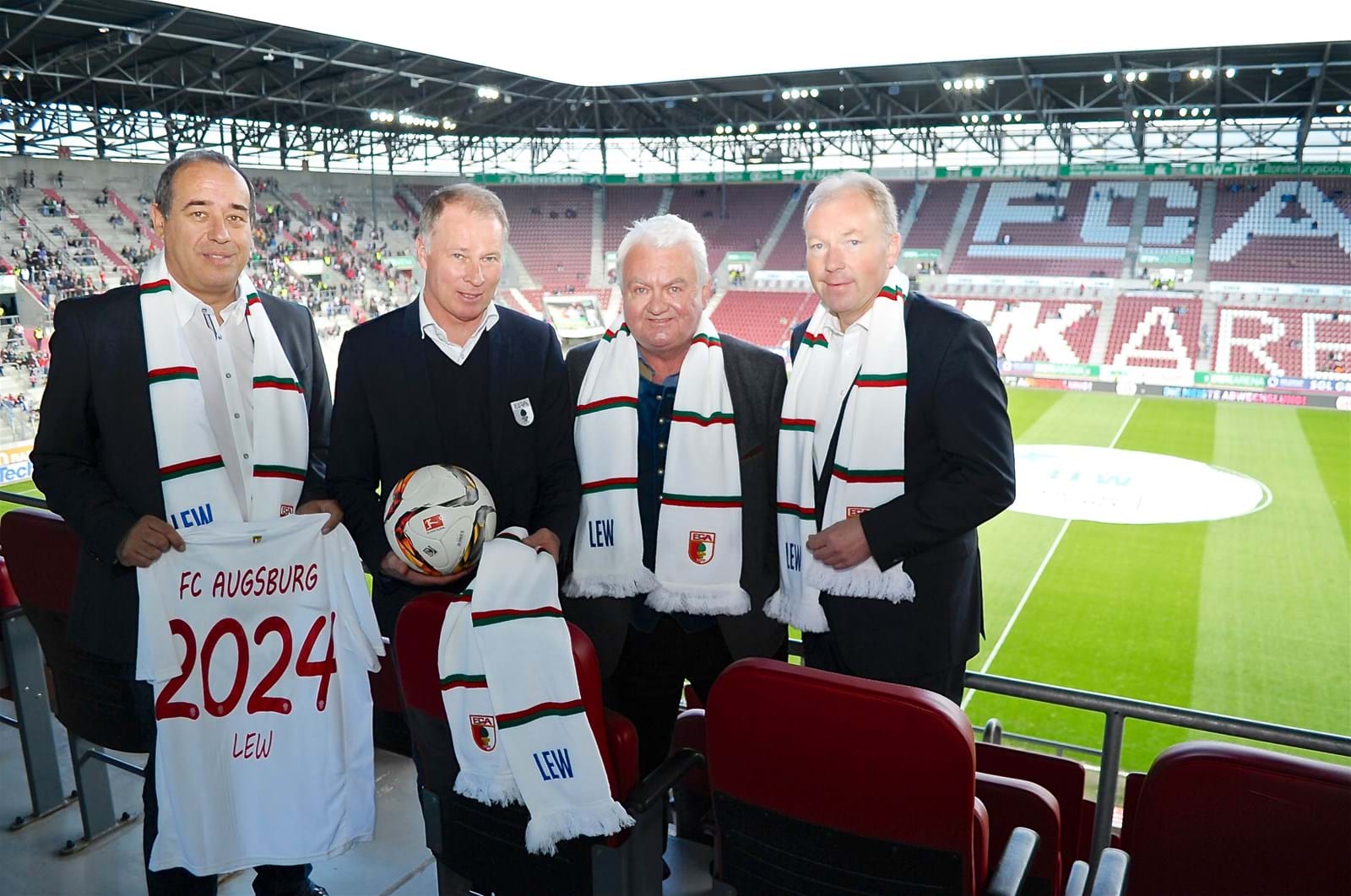 Freuen sich auf die weitere Zusammenarbeit (v.l.n.r.): Rainer Müller, LSC-Geschäftsführer, Stefan Reuter, FCA-Geschäftsführer Sport, Peter Bircks, FCA-Aufsichtsratsvorsitzender, und Norbert Schürmann, LEW-Vorstand.