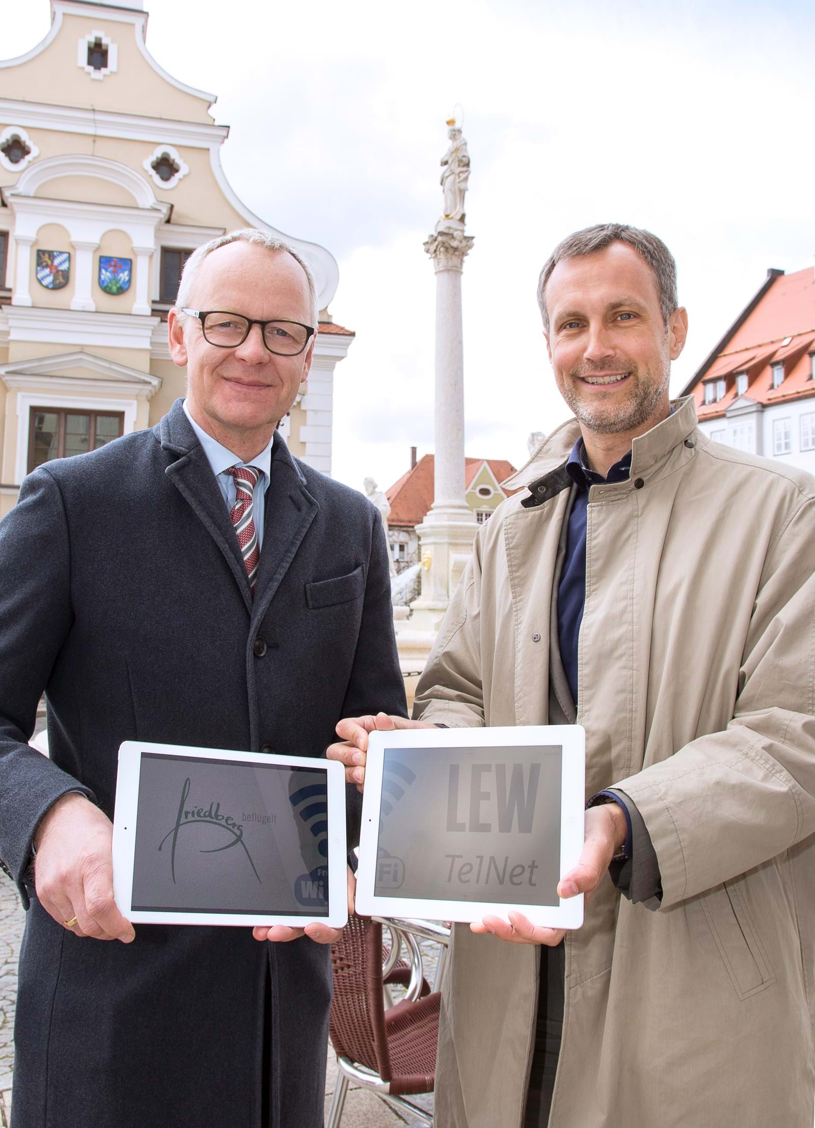 Mit der Einwahl ihrer Tablets vor dem Friedberger Rathaus nahmen LEW-Vorstandsmitglied Dr. Markus Litpher (li.) und Roland Eichmann, Erster Bürgermeister der Stadt Friedberg, gestern das kommunale Gratis-WiFi offiziell in Betrieb.