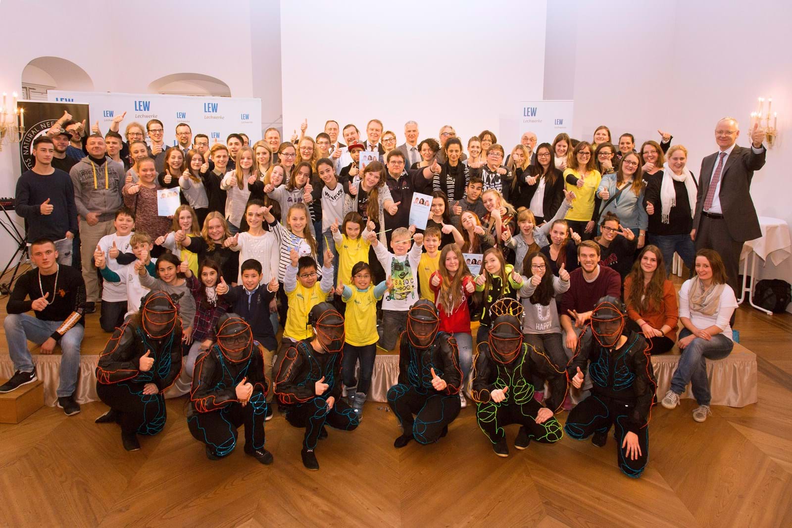Die Teilnehmer des Wettbewerbs "Volle Energie 2015" bei der Preisverleihung im vergangenen November im Kloster Irsee.