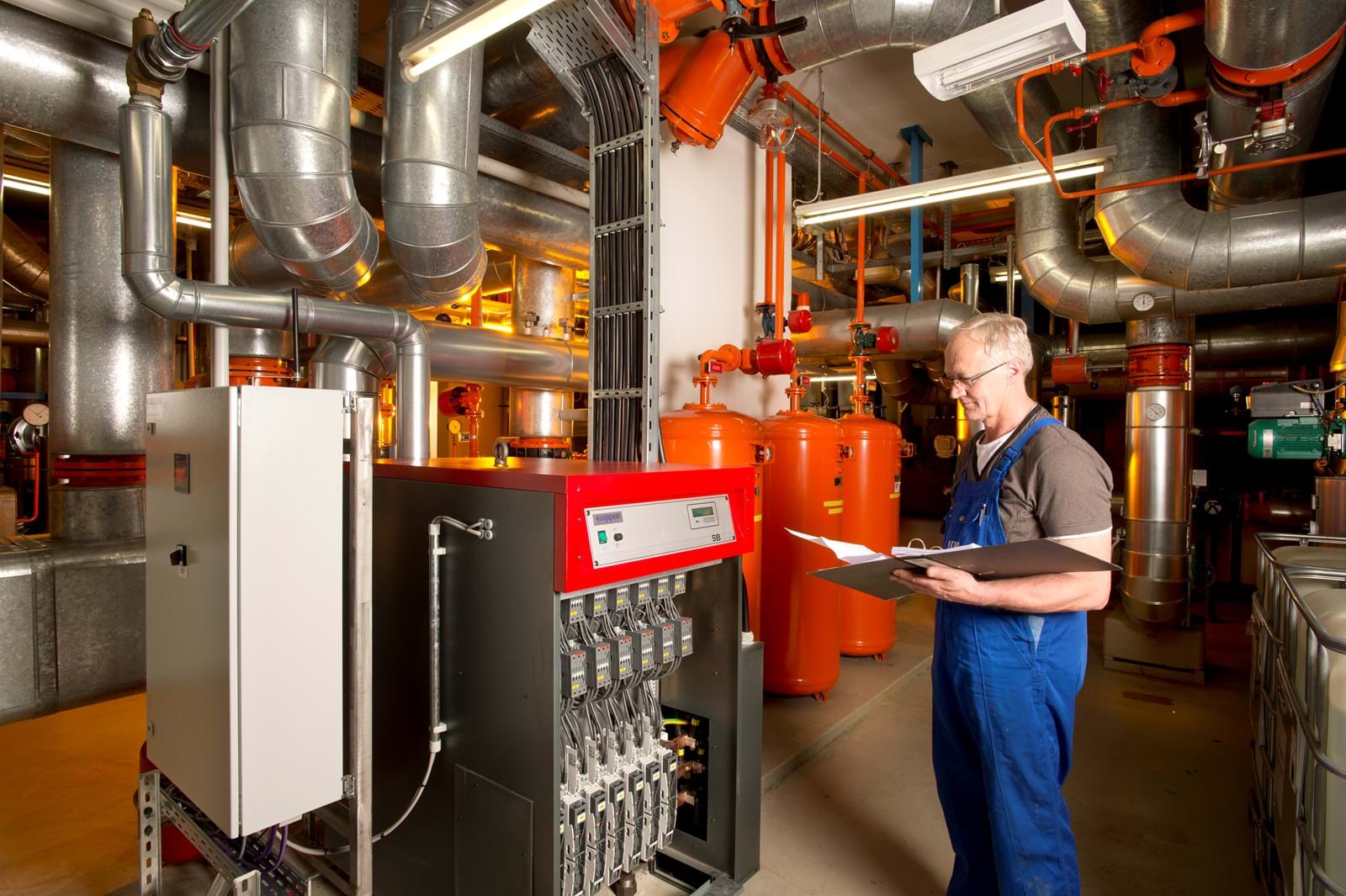 WVS-Mitarbeiter Erwin Höß in der Heizzentrale Königsbrunn: Die sogenannte Power-to-Heat-Anlage ermöglicht es, überschüssigen Strom für die Wärmeerzeugung zu nutzen und damit das Stromnetz zu stabilisieren.