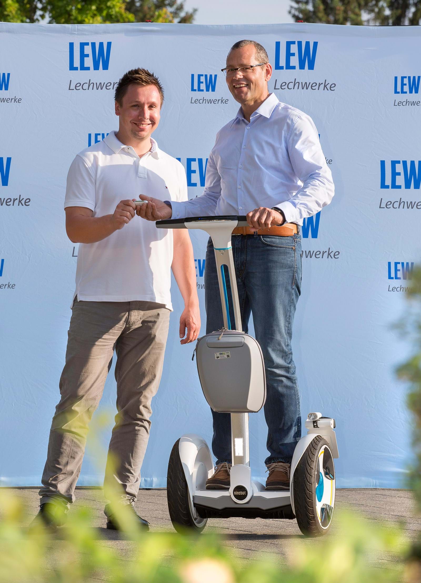 Sebastian Schipfel (links), Koordinator Sportsponsoring bei LEW, übergab den Hauptpreis der LEW Lauftour 2015 an den Gewinner Michael Staudenhechtl (rechts).