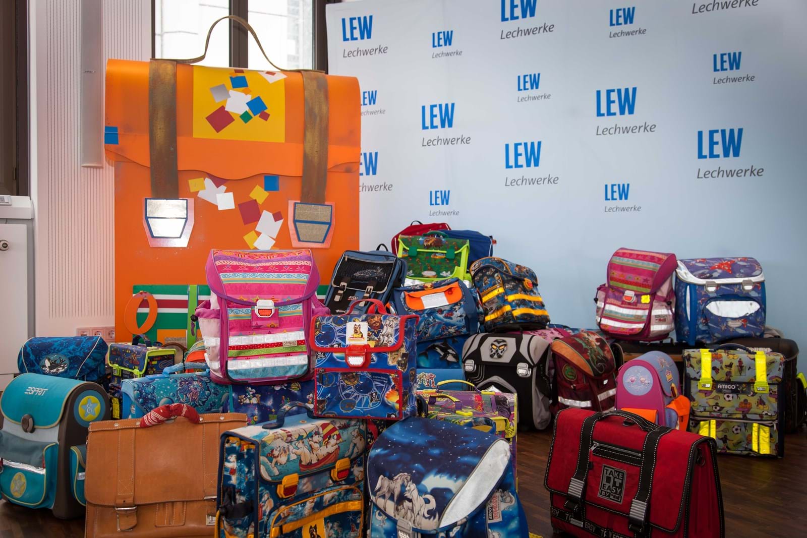„Ranzen her!“: Auch dieses Jahr sammelt 3malE, die Bildungsinitiative der Lechwerke, wieder ausgediente Schultaschen für bedürftige Kinder in der Region.