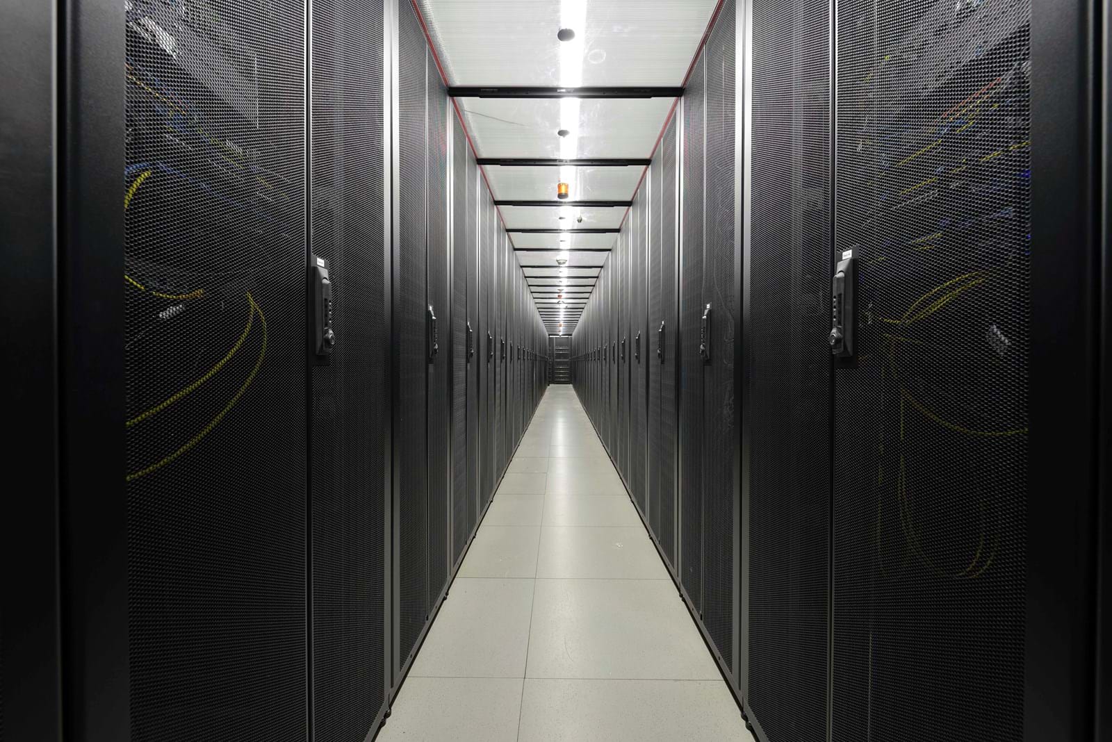 Auf mehr als 600 Quadratmetern bietet das Rechenzentrum von LEW TelNet Kapazität für bis zu 100 Serverschränke und TüV SÜD zertifizierte Sicherheit.