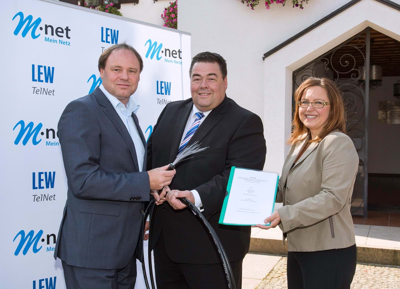 Mehr Glasfaser für Weil: LEW TelNet-Geschäftsführer Johannes Stepperger, Weils Bürgermeister Christian Bolz und Gabi Emmerling, Regionalbeauftragte Schwaben bei M-net, stellen den Kooperationsvertrag zum Breitbandprojekt vor.