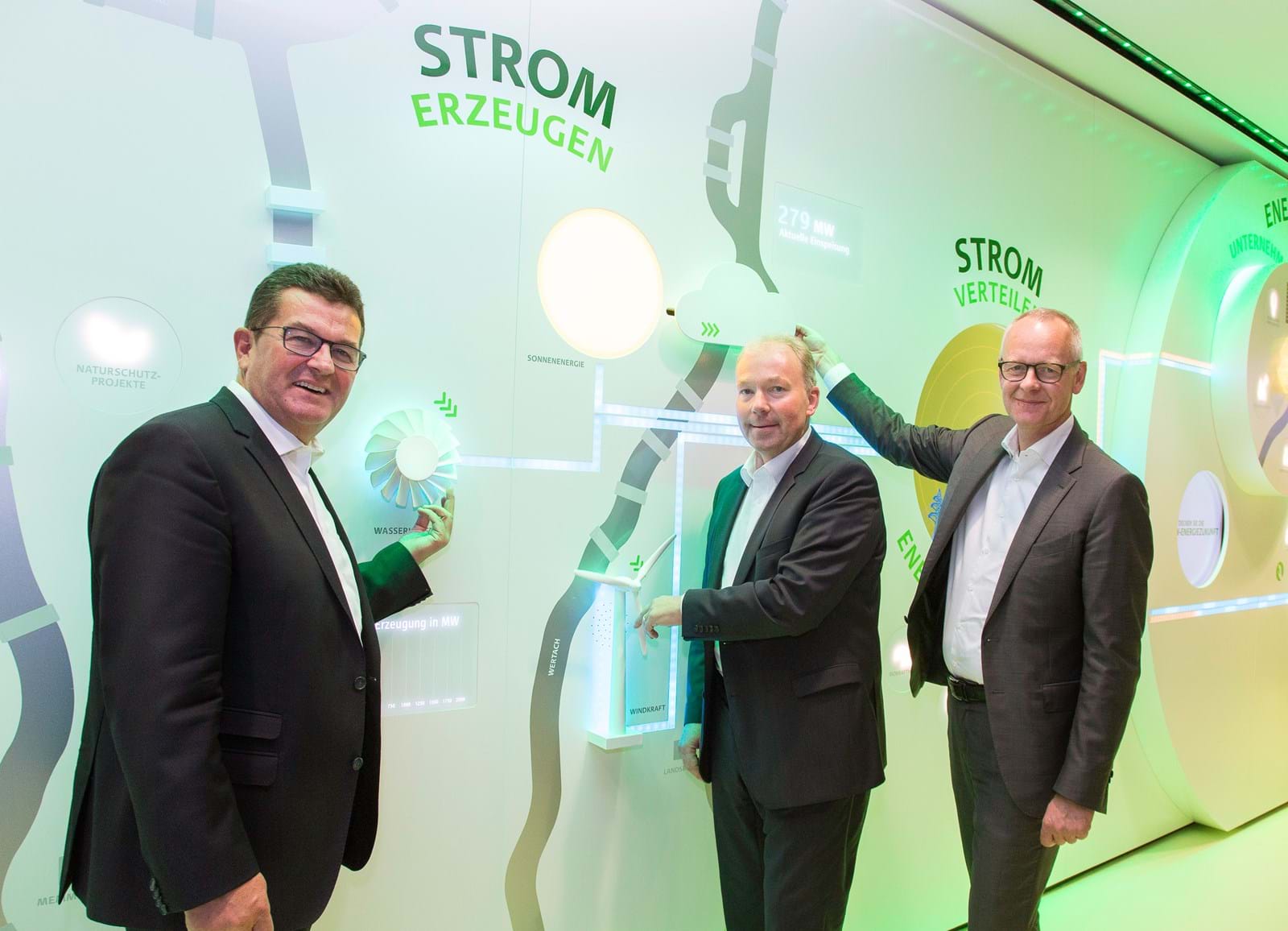 Franz Josef Pschierer, Staatssekretär im Bayerischen Wirtschaftsministerium, und die beiden LEW-Vorstandsmitglieder Norbert Schürmann und Dr. Markus Litpher eröffneten die neue LEW Energiewelt.