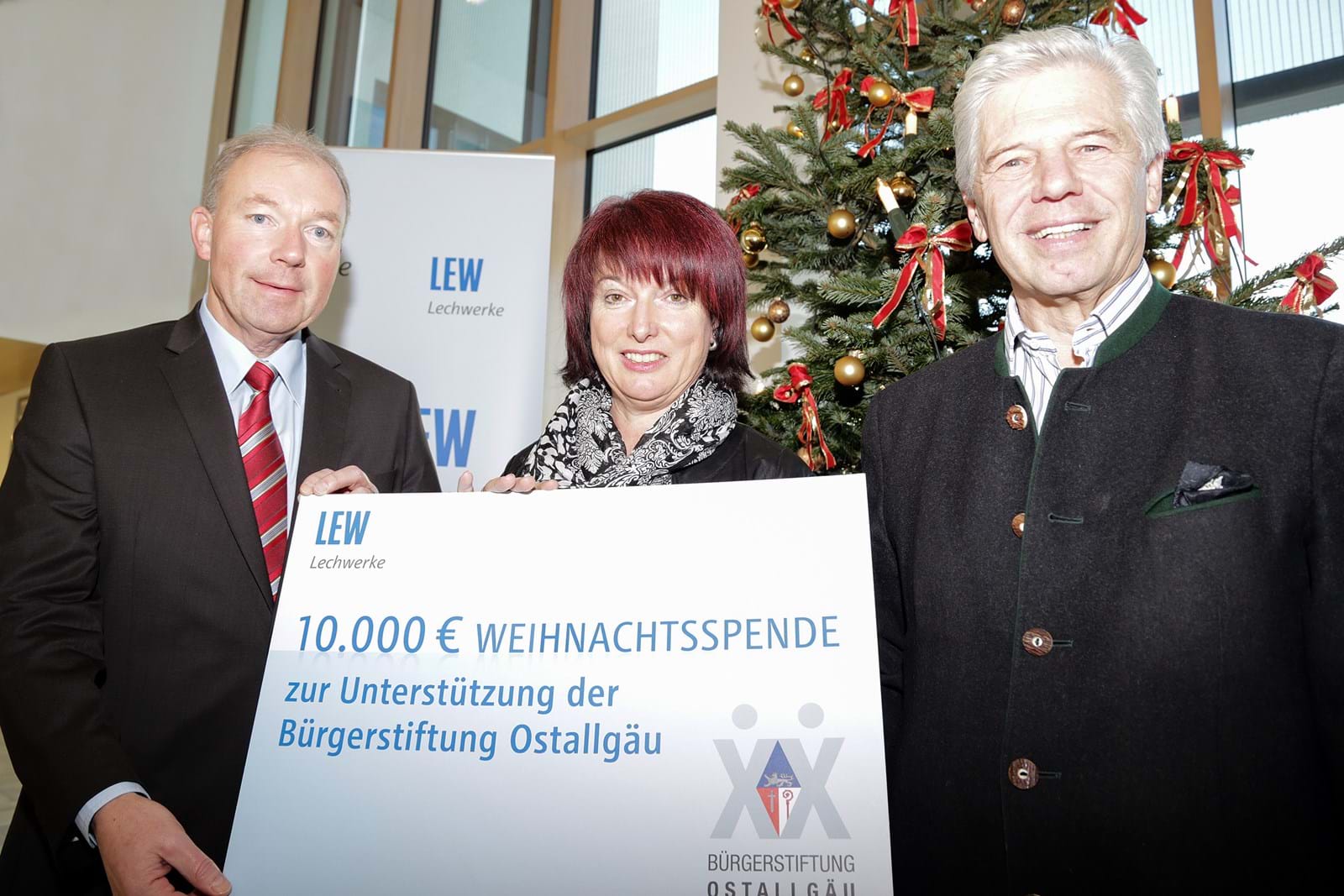 LEW-Vorstandsmitglied Norbert Schürmann l.) übergibt den Spendenscheck an Landrätin Maria Rita Zinnecker und Gerhard Schempp, Vorsitzender der Bürgerstiftung.