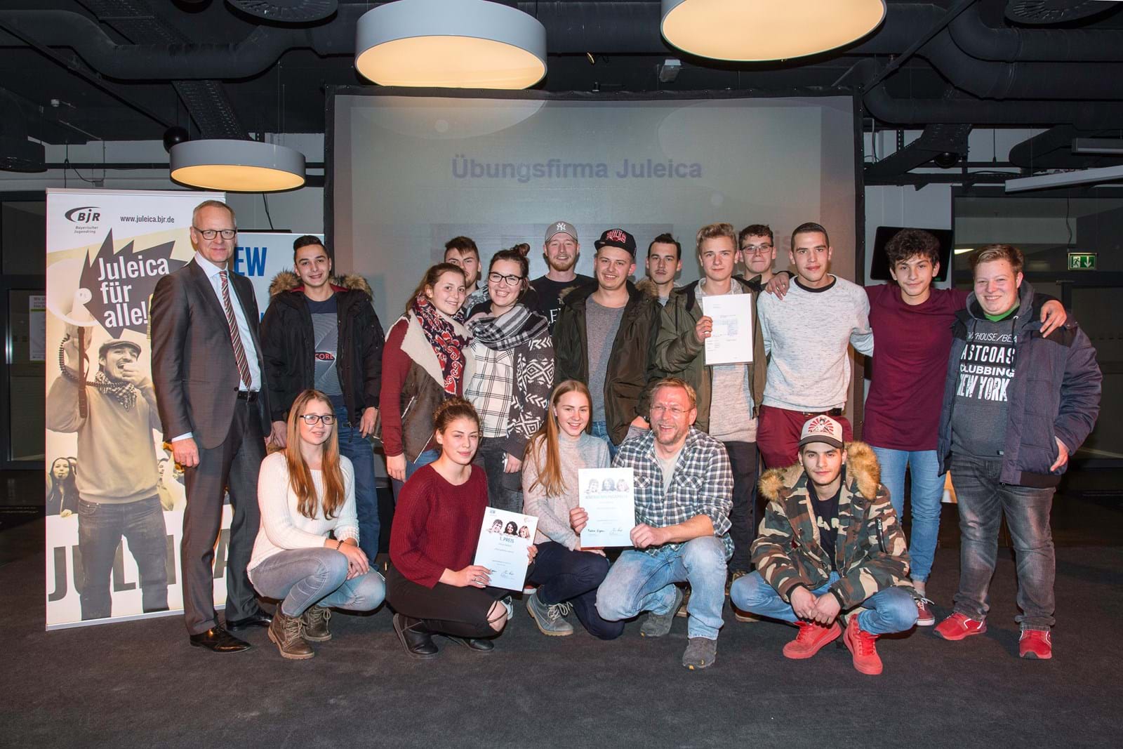 LEW-Vorstandsmitglied Dr. Markus Litpher (links) überreichte den 1. Preis an die Jugendlichen des Jugendtreffs Bimbo aus Bad Wörishofen für das Projekt "Übungsfirma Juleica".