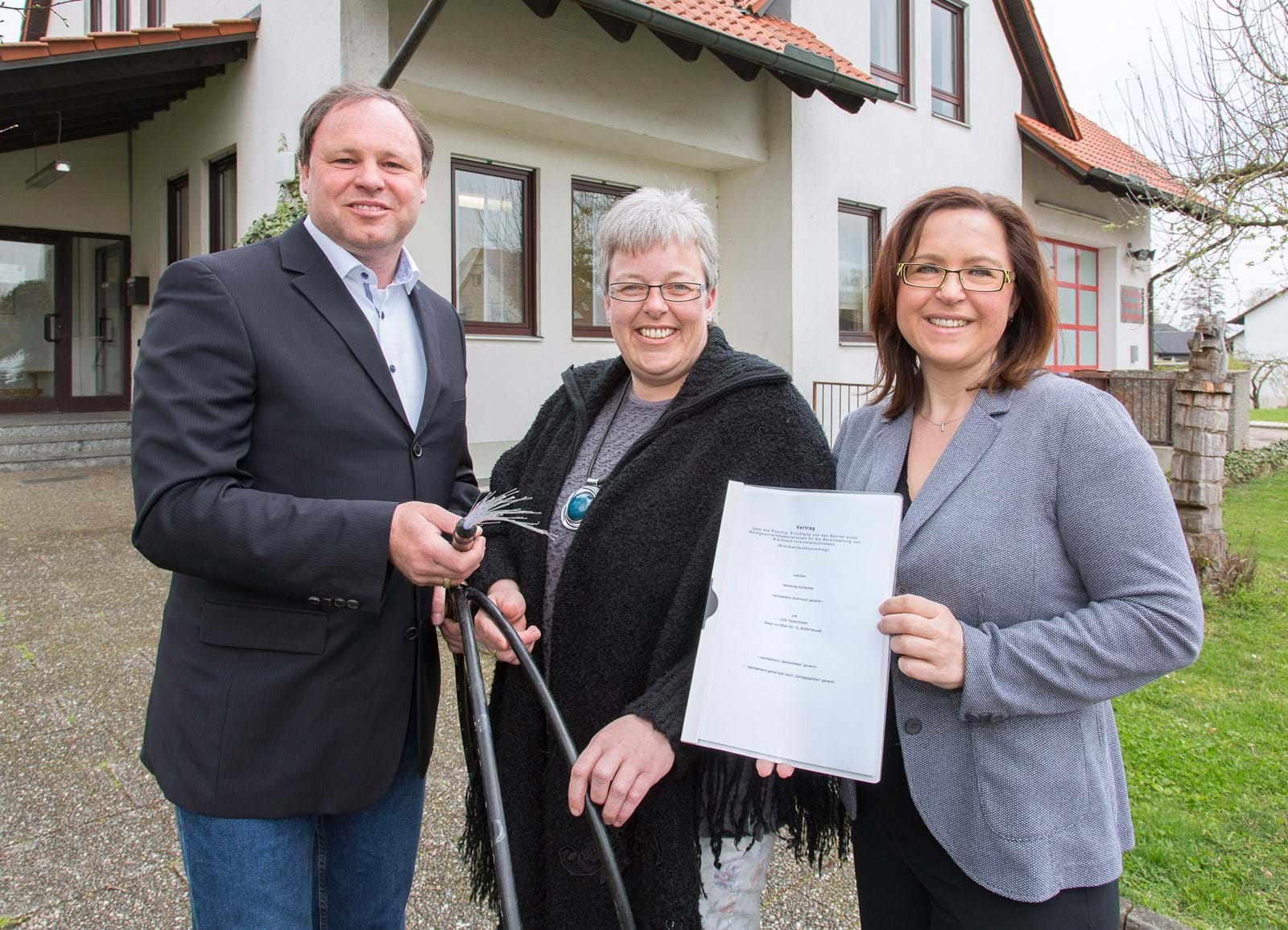 LEW TelNet-Geschäftsführer Johannes Stepperger, Iris Harms, Erste Bürgermeisterin der Gemeinde Kühlenthal, und Gabi Emmerling, Regionalbeauftragte Breitbandausbau Schwaben bei M-net, präsentieren den Kooperationsvertrag für das Projekt.
