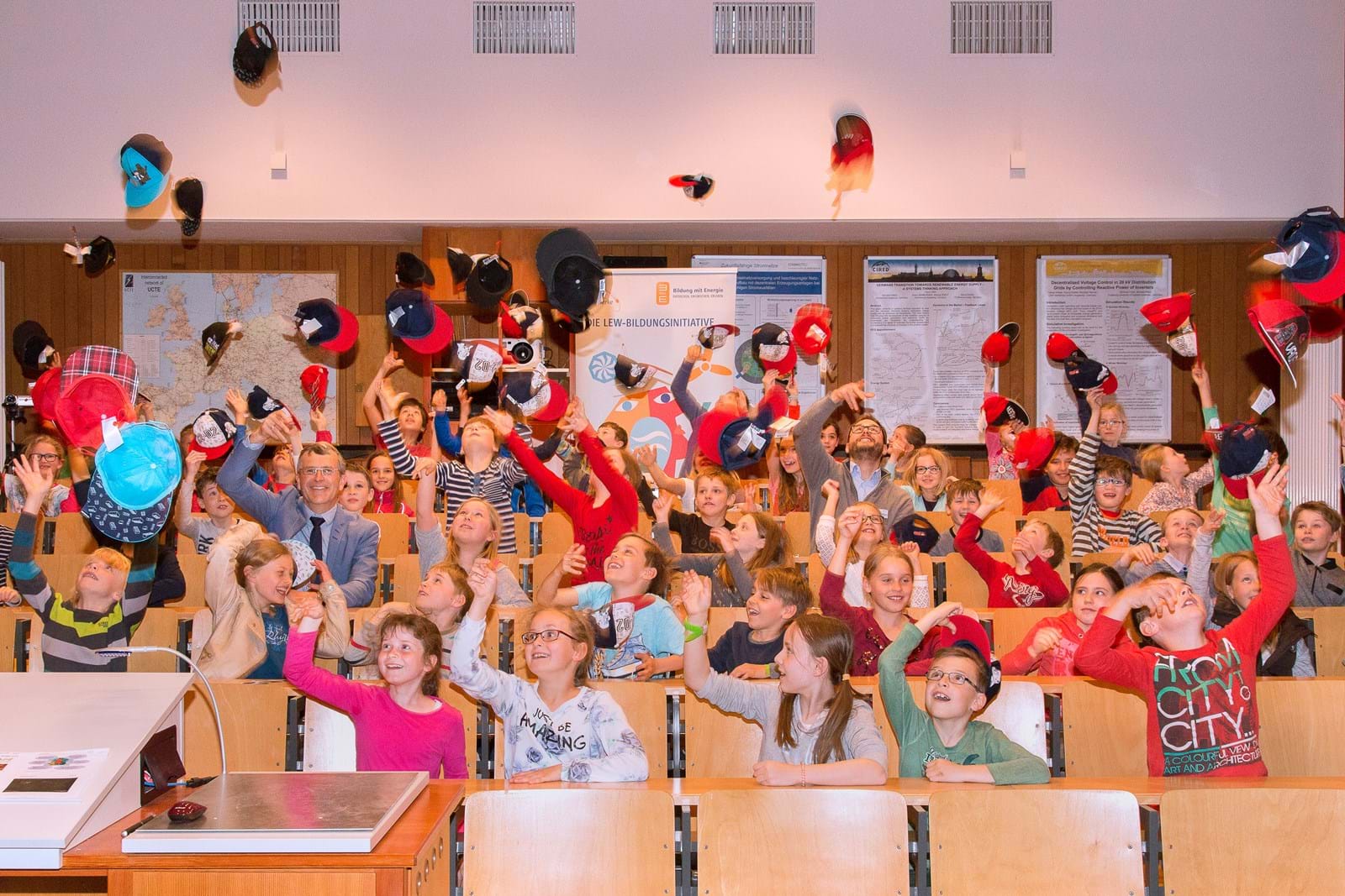 Im LEW-Hochspannungssaal der Hochschule Augsburg gab es für die begeisterten Teilnehmer der 100. LEW-Kinderuni viel Spannendes und Erstaunliches zu entdecken.