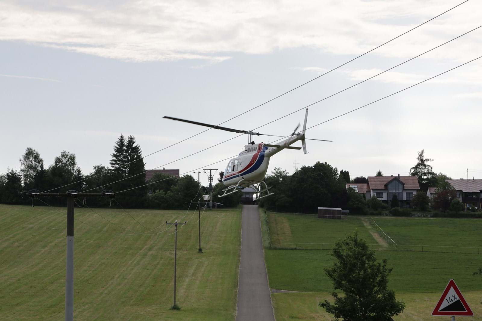 Mit dem Helikopter überprüft LVN Auffälligkeiten oder mögliche Schäden an den Stromleitungen - wie hier im Bereich des Überlandwerks Krumbach.