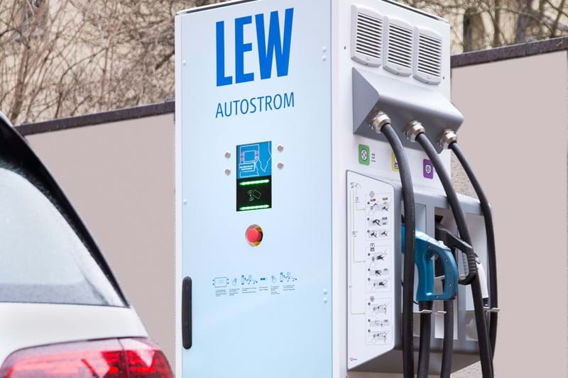 Im Innenhof der LEW-Zentrale in der Augsburger Schaezlerstraße nahmen die Lechwerke 2015 die erste Gleichstrom-Schnellladestation für Elektroautos in der Region in Betrieb