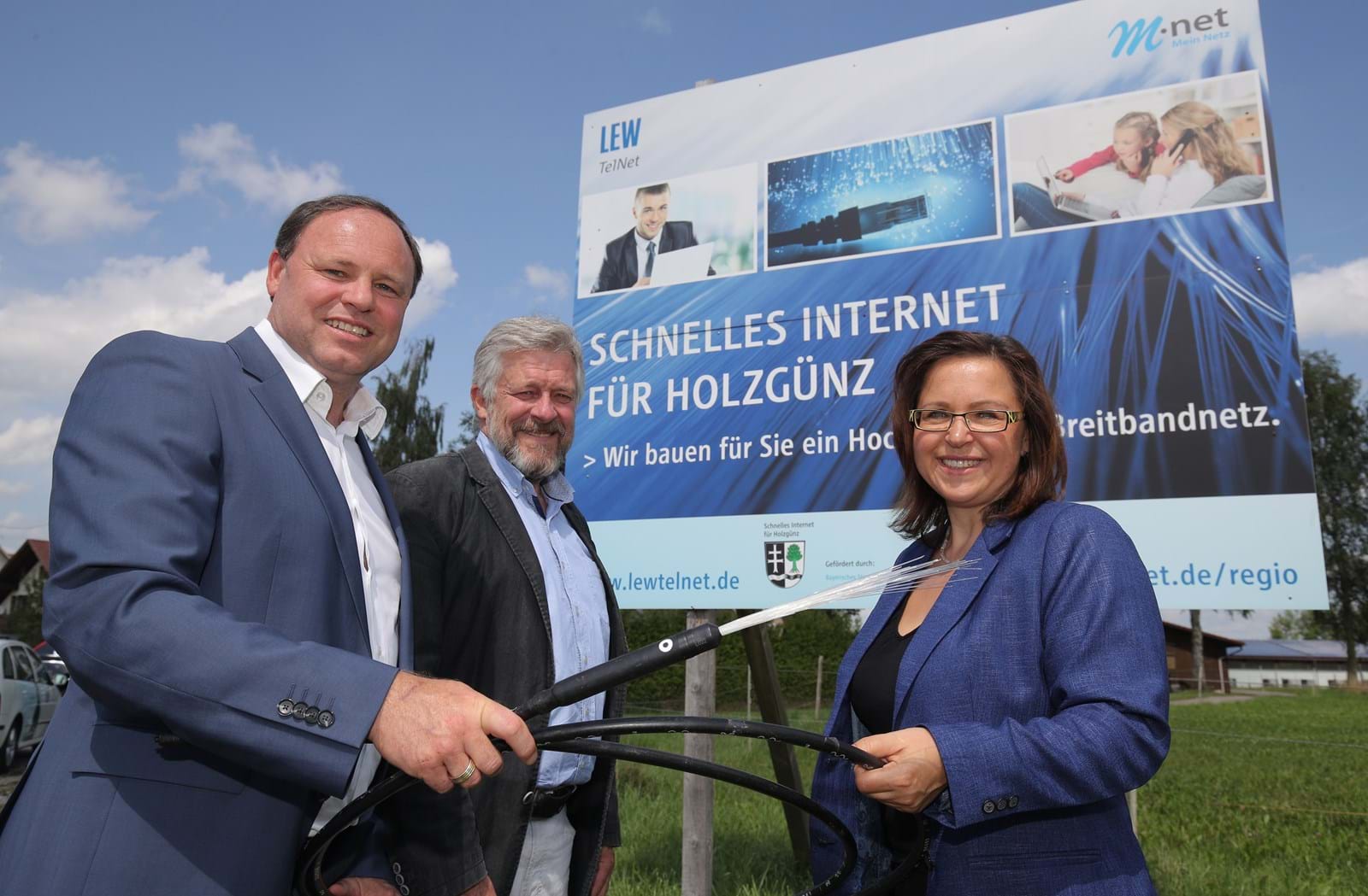 LEW TelNet-Geschäftsführer Johannes Stepperger, Bürgermeister Paul Nagler und Gabi Emmerling, Regionalbeauftragte Breitbandausbau Schwaben bei M-net, stellen das neue Breitbandnetz vor.