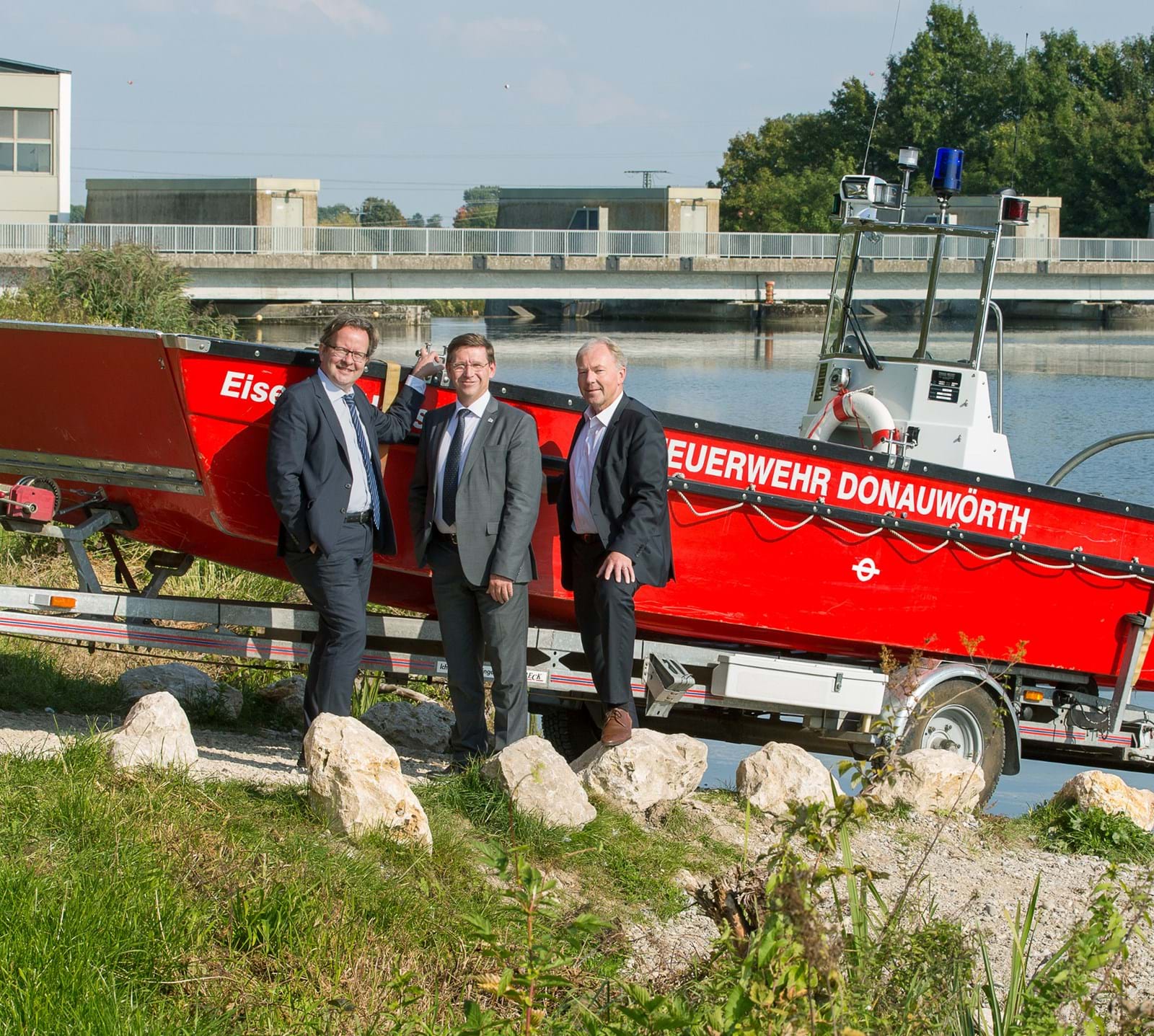 Donauwörths Oberbürgermeister Armin Neudert, Landrat Stefan Rößle und LEW-Vorstandsmitglied Norbert Schürmann stellen die neue Bootsanlagestelle an der Staustufe Donauwörth vor.