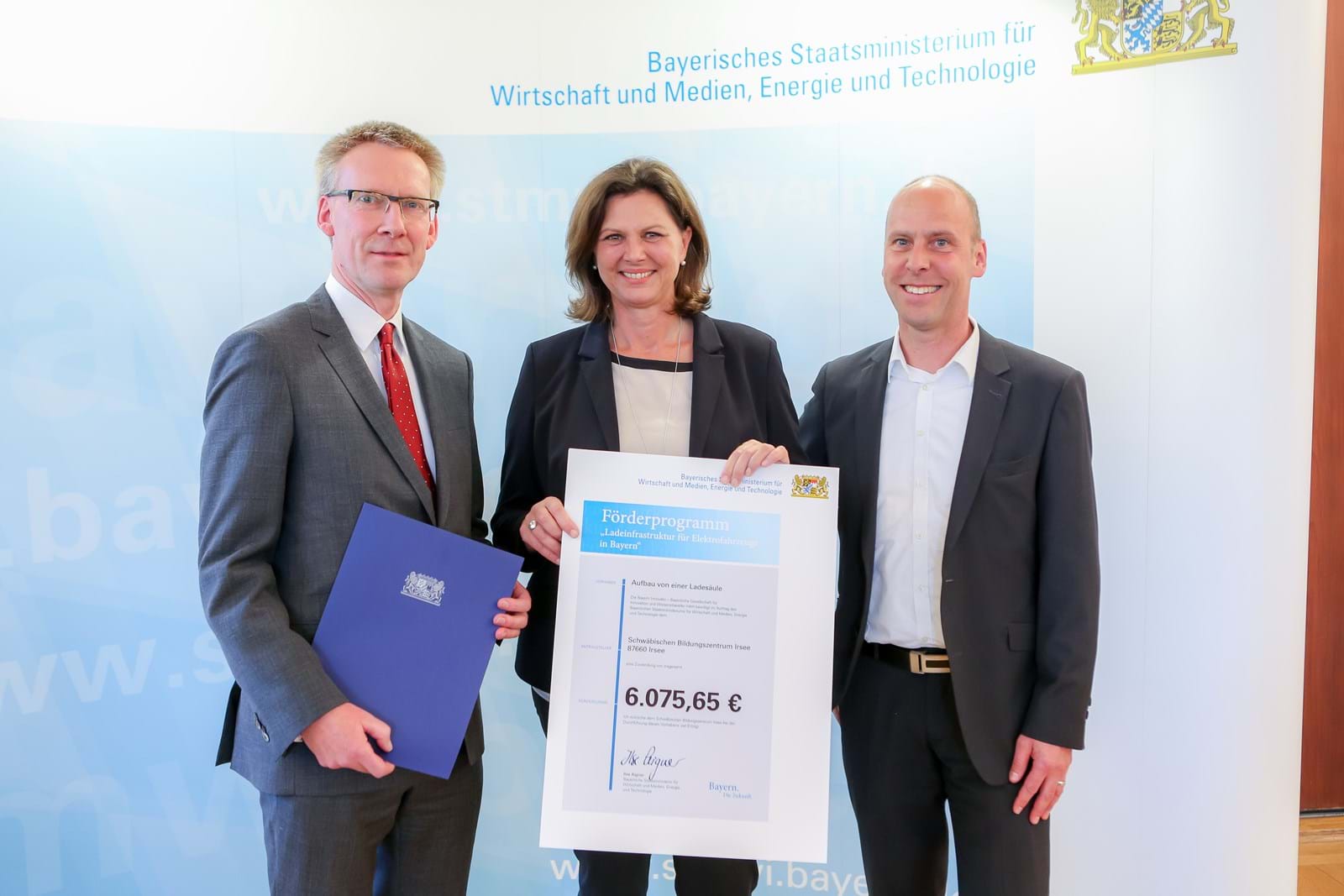 Andreas Bayer, Leiter des Geschäftskundenvertriebs bei LEW (rechts), und Dr. Stefan Raueiser, Leiter des Schwäbischen Bildungszentrums Irsee (links), haben den positiven Förderbescheid von Bayerns Wirtschaftsministerin Ilse Aigner entgegengenommen.