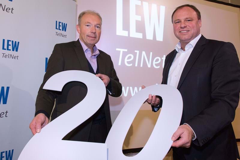 LEW-Vorstandsmitglied Norbert Schürmann (l.) und Johannes Stepperger, Geschäftsführer von LEW TelNet, bei der Feier zum 20-jährigen Jubiläum.