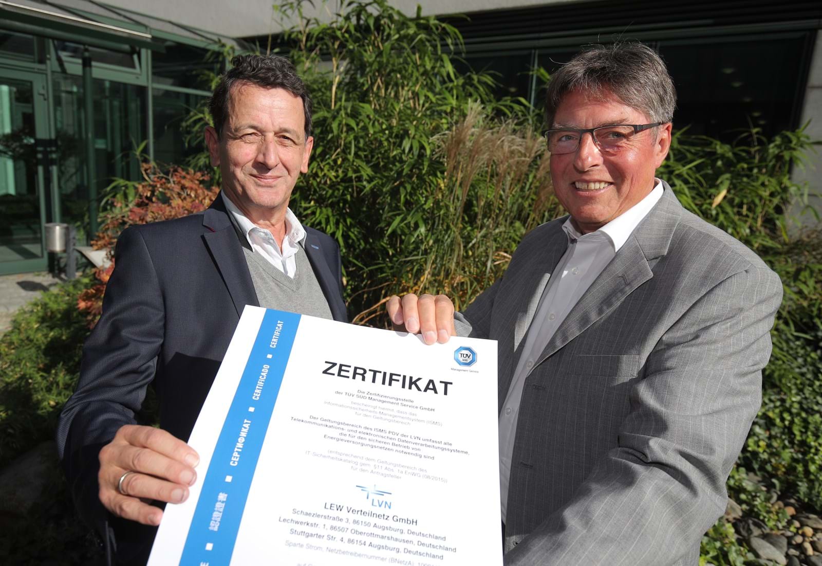 Zertifiziert: LVN erfüllt die Anforderungen des IT-Sicherheitsgesetzes im vollen Umfang. LVN-Geschäftsführer Theo Schmidtner (links) und German Semsch, Informationssicherheitsbeauftragter der LEW-Gruppe, nahmen das Zertifikat entgegen.