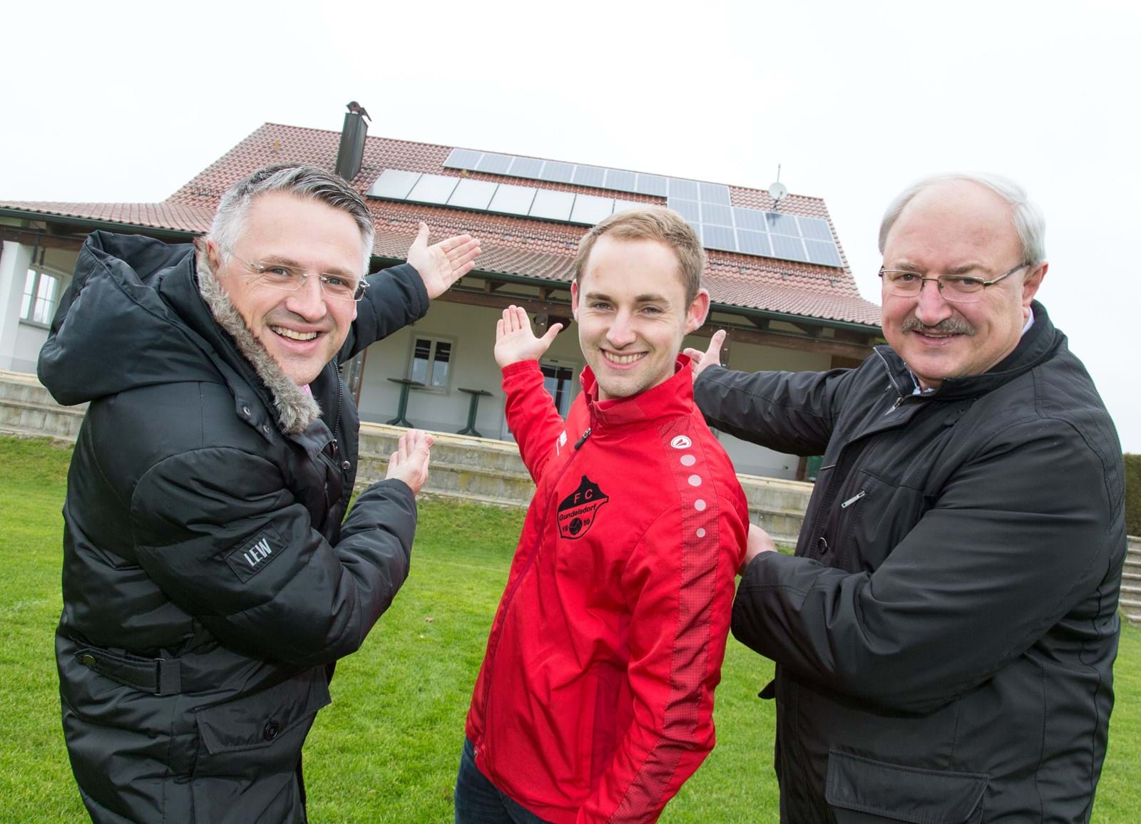 (v.l.) Stefan Ziegler, stellvertretender Leiter Vertrieb Privatkunden bei LEW, und Mathias Englhart und Karl-Heinz Kröpfl vom FC Gundelsdorf freuen sich über die Installation der neuen Photovoltaik-Anlage.