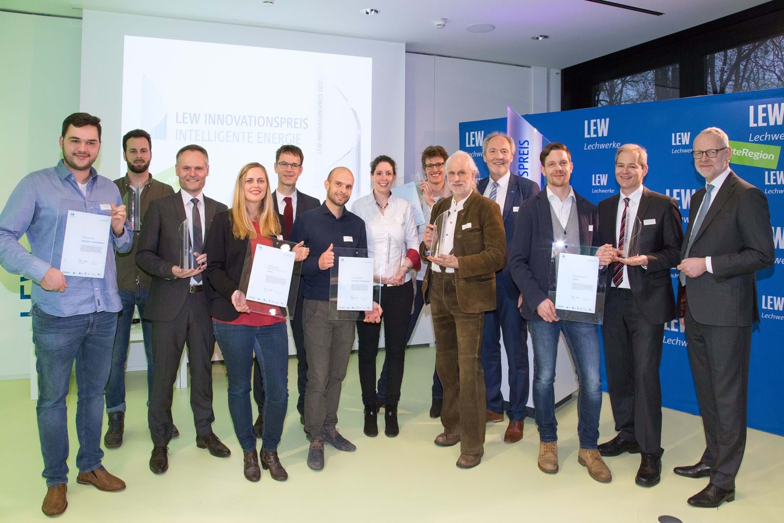 LEW-Vorstandsmitglied Dr. Markus Litpher (r.) überreichte in der LEW Energiewelt den LEW Innovationspreis intelligente Energie an die Vertreter der Gewinnerprojekte.