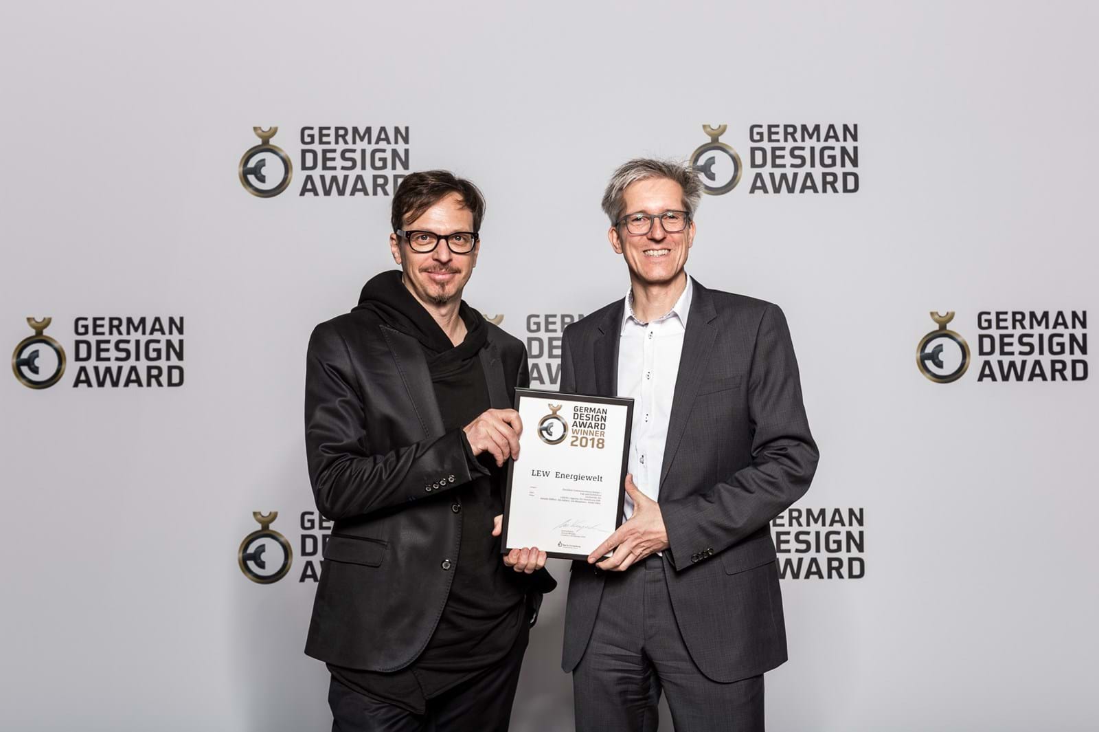 Ilja Sallacz, Geschäftsleiter von LIQUID (links), und Eckart Wruck, Leiter Kommunikation und Marketing bei LEW, nahmen in Frankfurt gemeinsam die Auszeichnung für die LEW Energiewelt entgegen.