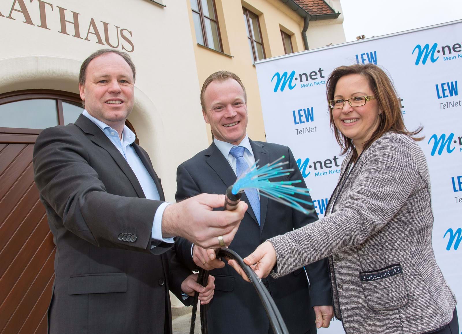 Bürgermeister Thomas Wörz, M-net Regionalbeauftragte Gabi Emmerling und LEW TelNet Geschäftsführer Johannes Stepperger nahmen das neue Breitbandnetz in Betrieb.