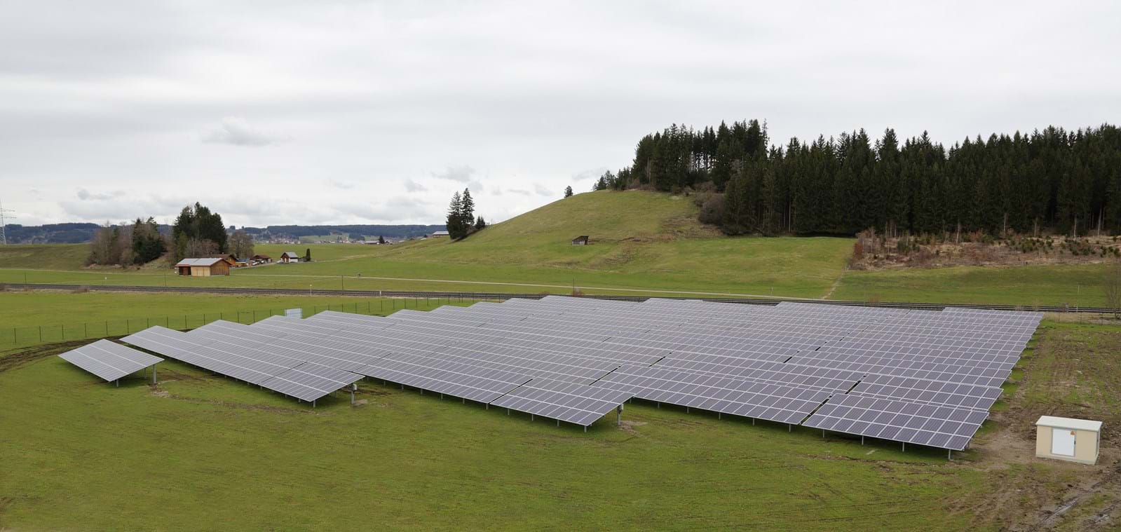 Die neue Photovoltaik-Freiflächenanlage auf dem Gelände des Umspannwerks in Biessenhofen wurde nun fertig gestellt.