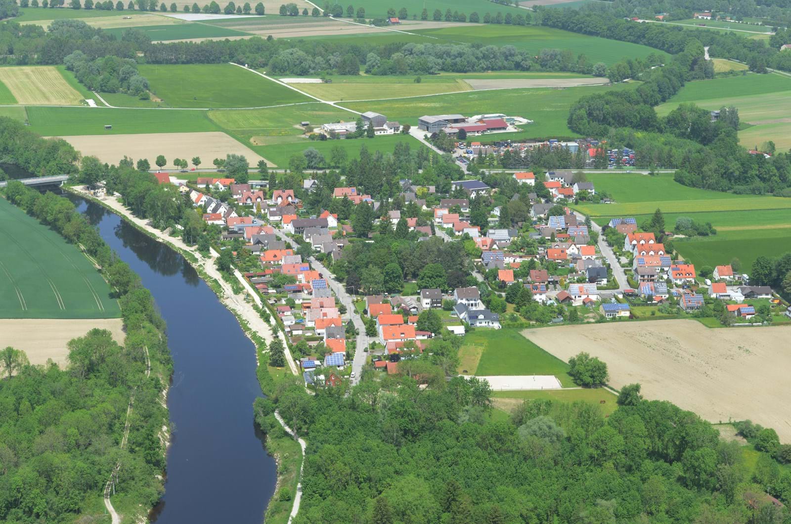Für das Pilotprojekt Smart Operator hatten LEW und innogy in der Siedlung Wertachau, einem Ortsteil der Stadt Schwabmünchen, eine der umfassendsten Smart-Grid-Installationen überhaupt aufgebaut. 