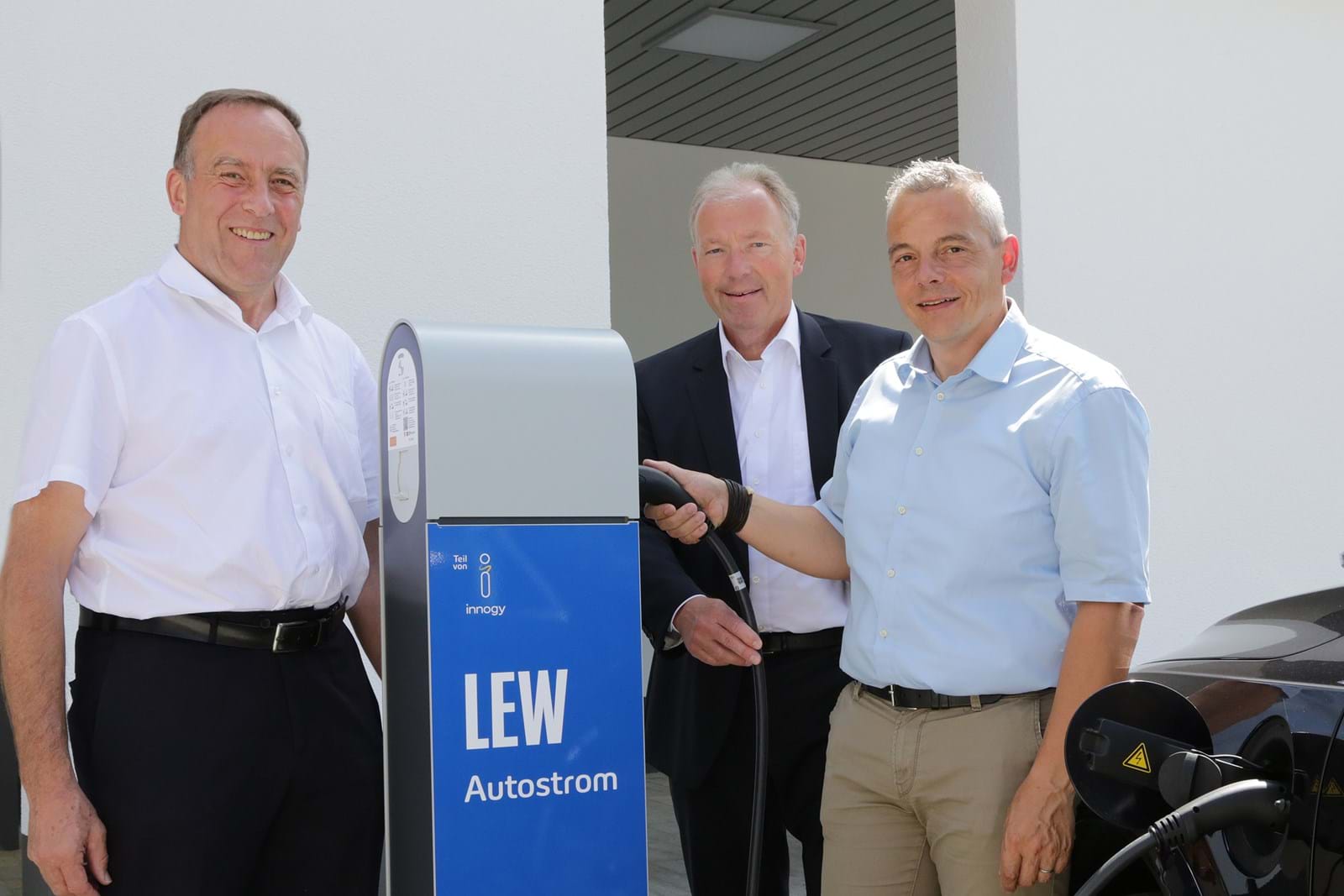 (v.l.n.r): LEW-Kommunalbetreuer Peter Kraus, LEW-Vorstandsmitglied Norbert Schürmann und Altenstadts Bürgermeister Wolfgang Höß nahmen die neue Ladestation in Betrieb. Bis August errichtet LEW insgesamt 58 neue Ladesäulen in der Region.