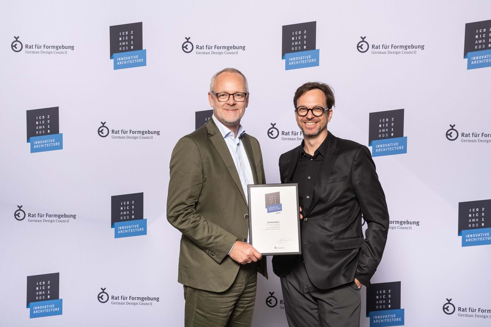 LEW-Vorstandsmitglied Dr. Markus Litpher (links) und Ilja Sallacz, Geschäftsleiter von LIQUID, nahmen in München gemeinsam die Auszeichnung für die LEW Energiewelt entgegen.