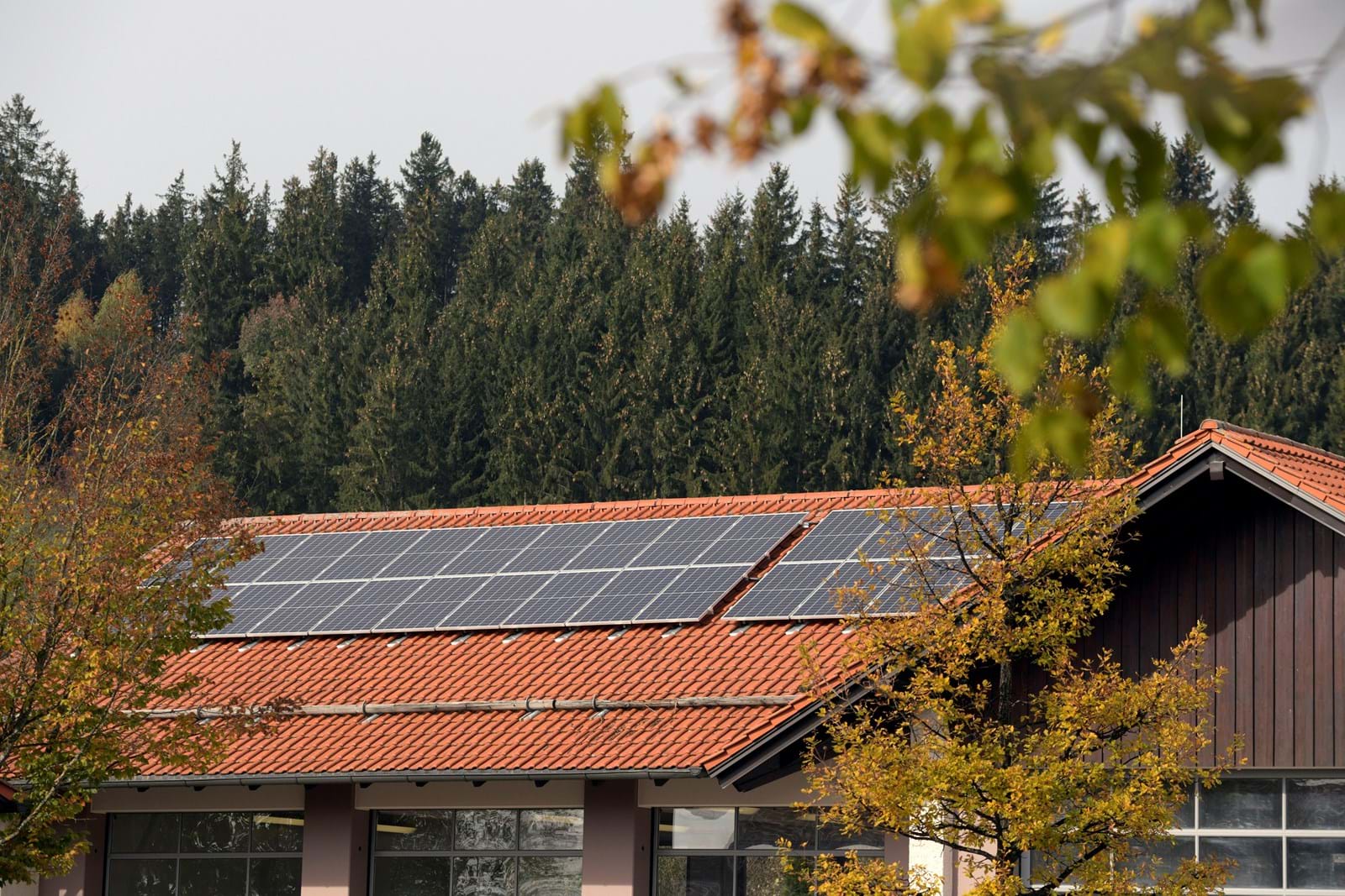 Mit Solarstrom aus der Region Wärme produzieren – das testet LEW gemeinsam mit Partnern im Projekt FLAIR. Konkret geht es darum, den Strom aus lokalen Photovoltaikanlagen für das Laden von Nachtspeicherheizungen zu nutzen.