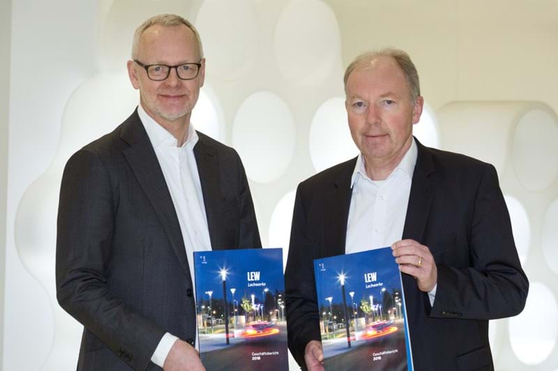 Dr. Markus Litpher (l.) und Norbert Schürmann (r.), Vorstände der LEW-Gruppe, haben heute in Augsburg die Bilanz des Geschäftsjahres 2018 der LEW-Gruppe vorgestellt.