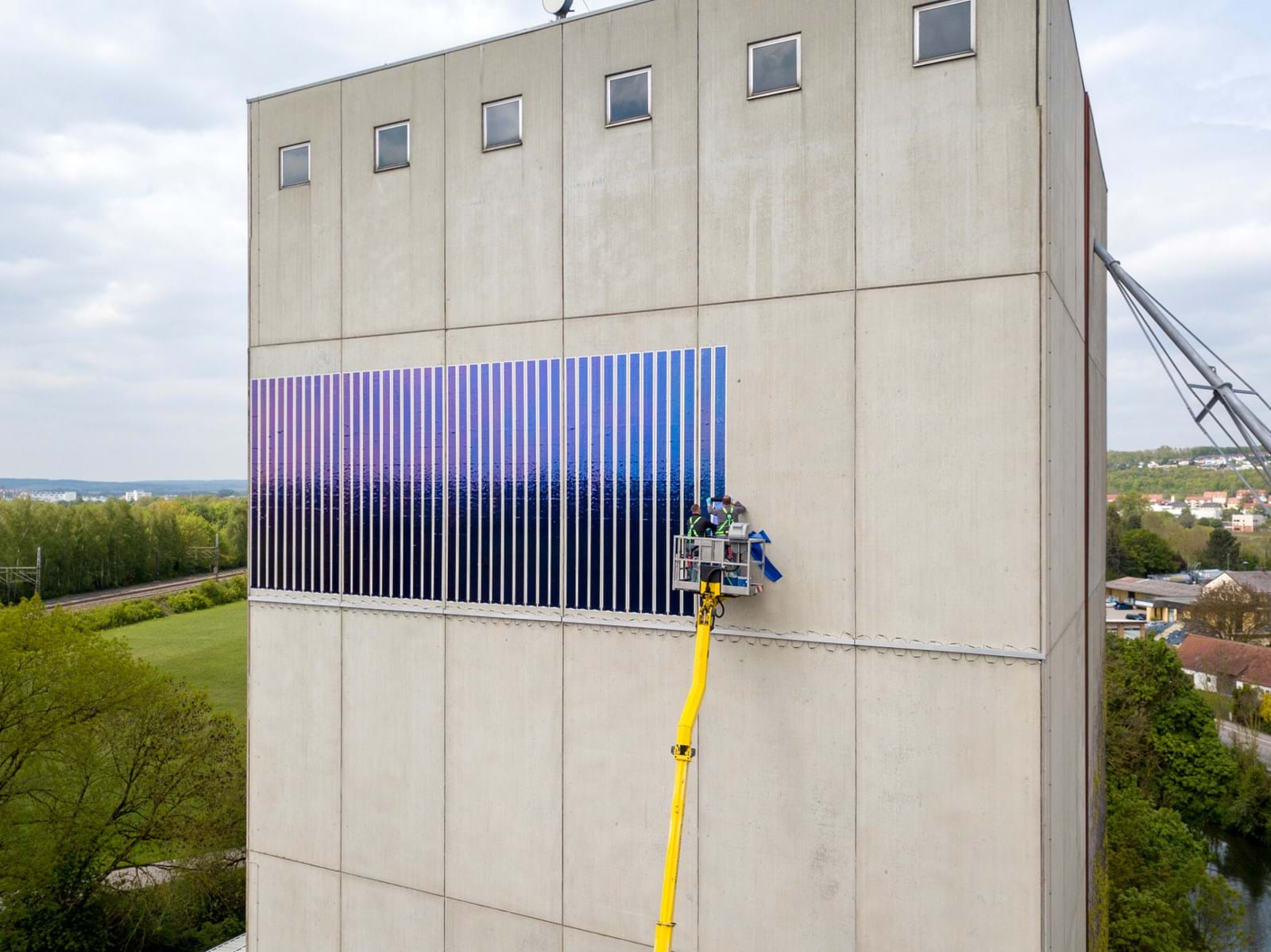 Pilotversuch in Donauwörth: Solarfolie erschließt neue PV-Potentiale auf Gebäudefassaden