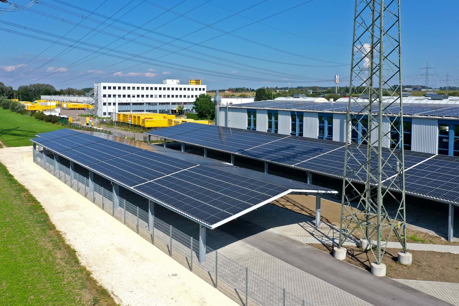 LEW-Photovoltaiklösung auf Carports bei Renner Etikettiertechnik Günzburg