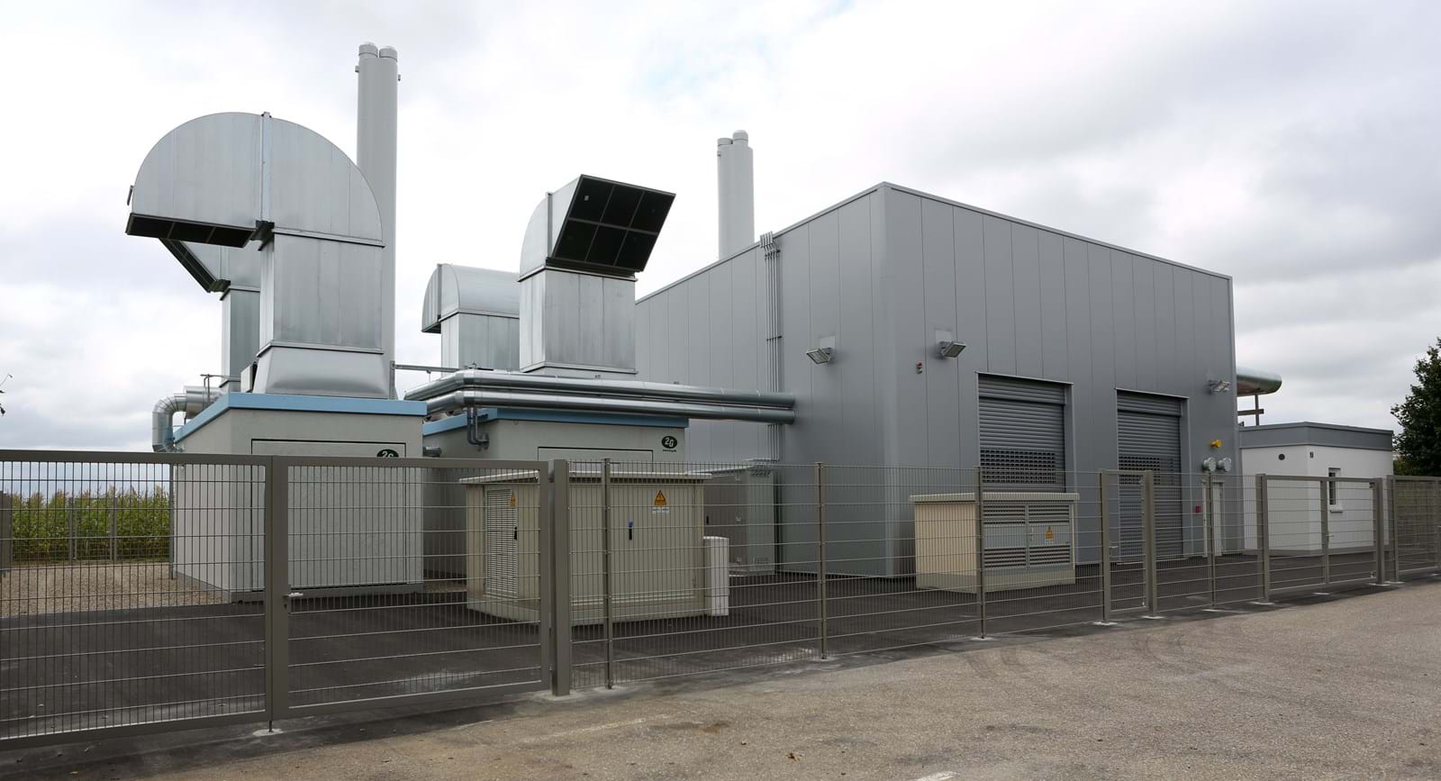 Die Heizzentrale von WVS versorgt den Dehner-Stammsitz bereits seit 2014 besonders energieeffizient mit Wärme und Strom – nun wurden weitere Gebäude ans Wärmenetz angeschlossen