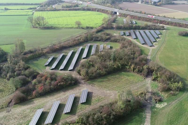 Sonnenstrom und Umweltschutz: Beim neuen LEW-Solarpark in Gersthofen kommt ein innovatives Gestaltungs- und Pflegekonzept zum Einsatz.