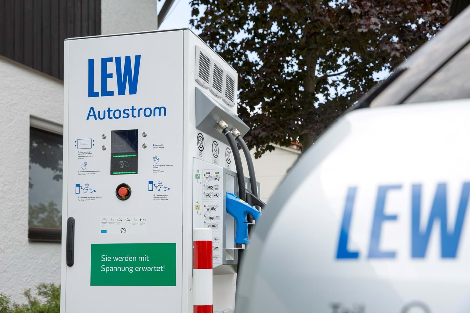 LEW betreibt in der Region 21 Gleichstrom-Schnellladestationen, an denen der Akku eines Elektroautos besonders schnell aufgeladen werden kann.