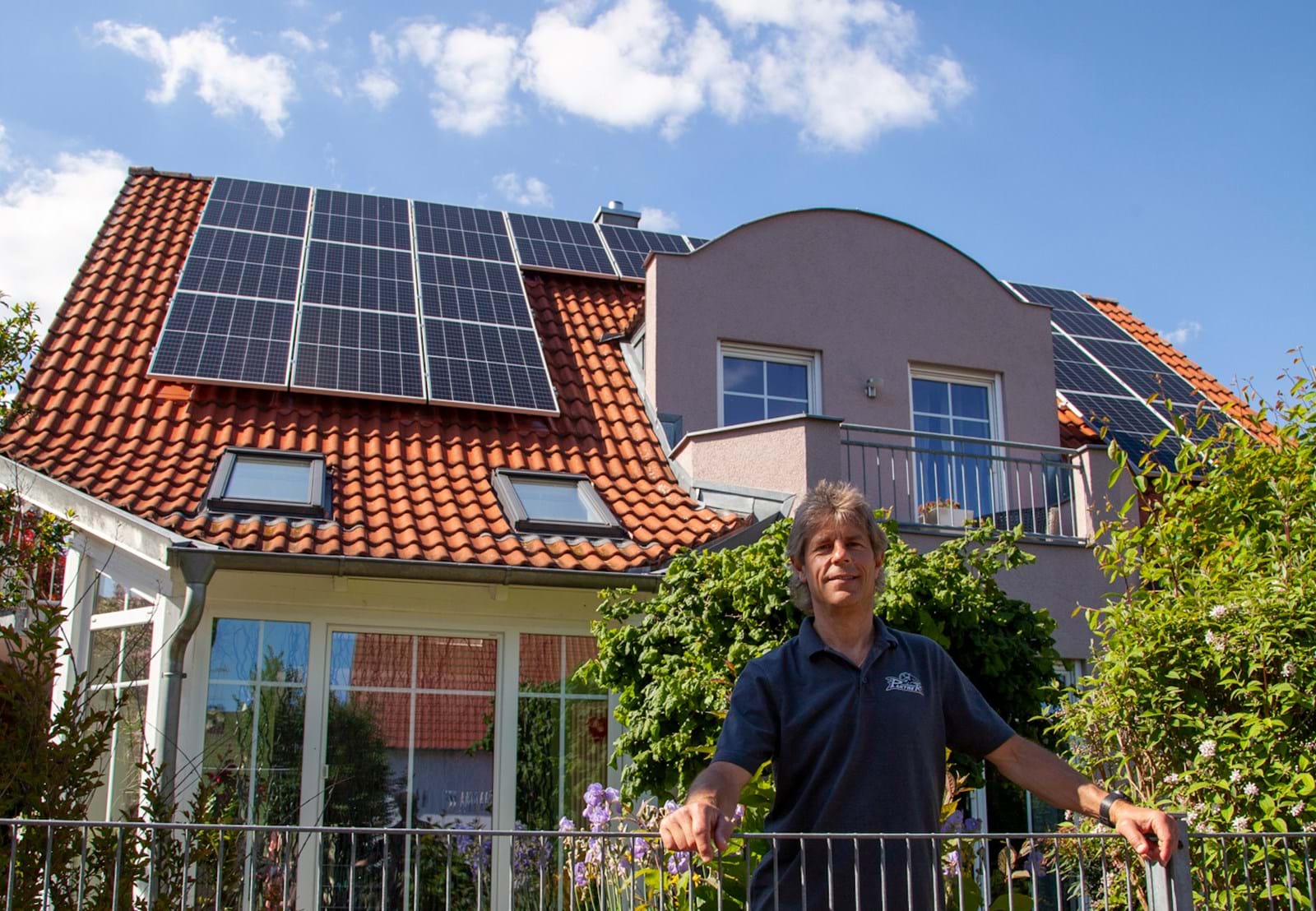 Die Augsburger Eishockey-Legende Duanne Moeser ist in diesem Jahr unter die Energieproduzenten gegangen und hat sich von LEW eine Photovoltaik-Anlage (PV-Anlage) auf sein Hausdach montieren lassen – inklusive Batteriespeicher und E-Mobility-Ladestation. 